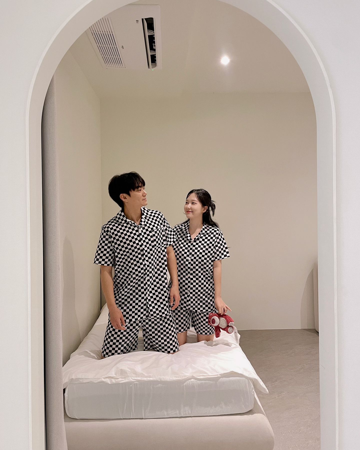 📸 너희 이번에 스튜디오 가서 찍은 사진 잘 나왔더라...?
아뇨! 스튜디오인 줄 아셨겠지만 스테이입니다〰️ 🖤
🥂 황리단길 바로 앞 🥂 파티하기 좋은 숙소!
스튜디오처럼 넓-은 스테이예요 〰️
파티하기 좋은 테이블과 식기류들이 있어,
연인, 가족, 단체로 와서 오래 머무르기 좋은 숙소입니다!
제가 정말 진심으로 좋아하는 황리단길,, 단 5분 거리 !
(그것두 걸어서 뚜벅뚜벅 코 앞이라 넘 좋았어요)
최고의 위치라 취사를 할 수 없어도 나가서 먹으면 되니
참 편리한 위치예요! ☺️☺️
〰️ BUT 저희는 나가서 먹지 않았답니다!
황리단길 사고네 가서 포장한 음식들로 한창 차림 촤라락-
“대형 빔 프로젝트” 속 시-원 하게 켜두고
꽁냥꽁냥 야구 보면서 즐겼답니다🫶🏻
숙소 내부에는 브라이덜 샤워 파티나 셀프 스냅촬영이 가능한
드레스들이 여러벌 준비되어 있답니다! 🖤
살짜쿵 입어봤는데 너무 괜찮더라구요,,,
다음에 드레스 입고 스냅 촬영하러 또 가렵니다요📸
* enjoy_nyong 님의 숙박권 이벤트로 room1 다녀왔습니다!
🏡 경주 동성로스테이 dongseongro_stay
▪️경북 경주시 동성로 83-1
▫️체크인 15:00 체크아웃 11:00
▫️2인 기준 (최대 6인)
▫️침실 (퀸사이즈 베드 1, 싱글 베드 1), 욕실 1, 거실
▫️파티용 드레스 (블랙, 화이트), 대형 빔 프로젝트
▫️전자레인지, 전기포트, 각종 디저트 트레이
▫️르라보 핸드솝, 다이슨 에어랩
▪️2type room (키즈룸, 파티룸)
#동성로스테이 #숙소추천 #경주스테이 #경주감성숙소 #경주커플숙소 #경주파티룸 #감성숙소 #경주숙소추천 #콩지커플_숙소