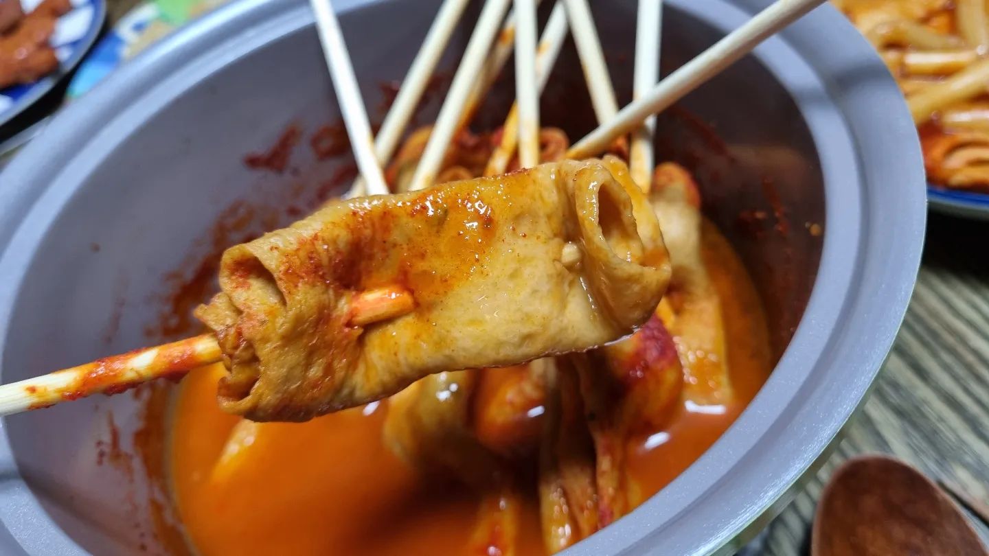 #협찬

진짜 매~~~콤한 양념어묵!
맵찔인 나에겐 엄청 맵다 하지만 계속 댕기는 맛이라서
계속 먹게 되는 빨간양념어묵
육수와 양념 그리고 어묵이 들어있어서 따로
재료를 사지 않아도 간편하게 만들수있다
양념을 넣어서 먹어도 되고 찍어서 먹어도 되고
다양하게 먹을 수 있다 :>
캠핑장에서도 만들어먹으면 최고👏🏻

#101미식단 #101미식단제천빨간오뎅 #빨간어묵 #제천빨간오뎅 #밀키트추천
101미식단으로부터 제품을 제공받아 작성한 리뷰입니다

구매링크는 댓글에👇🏻