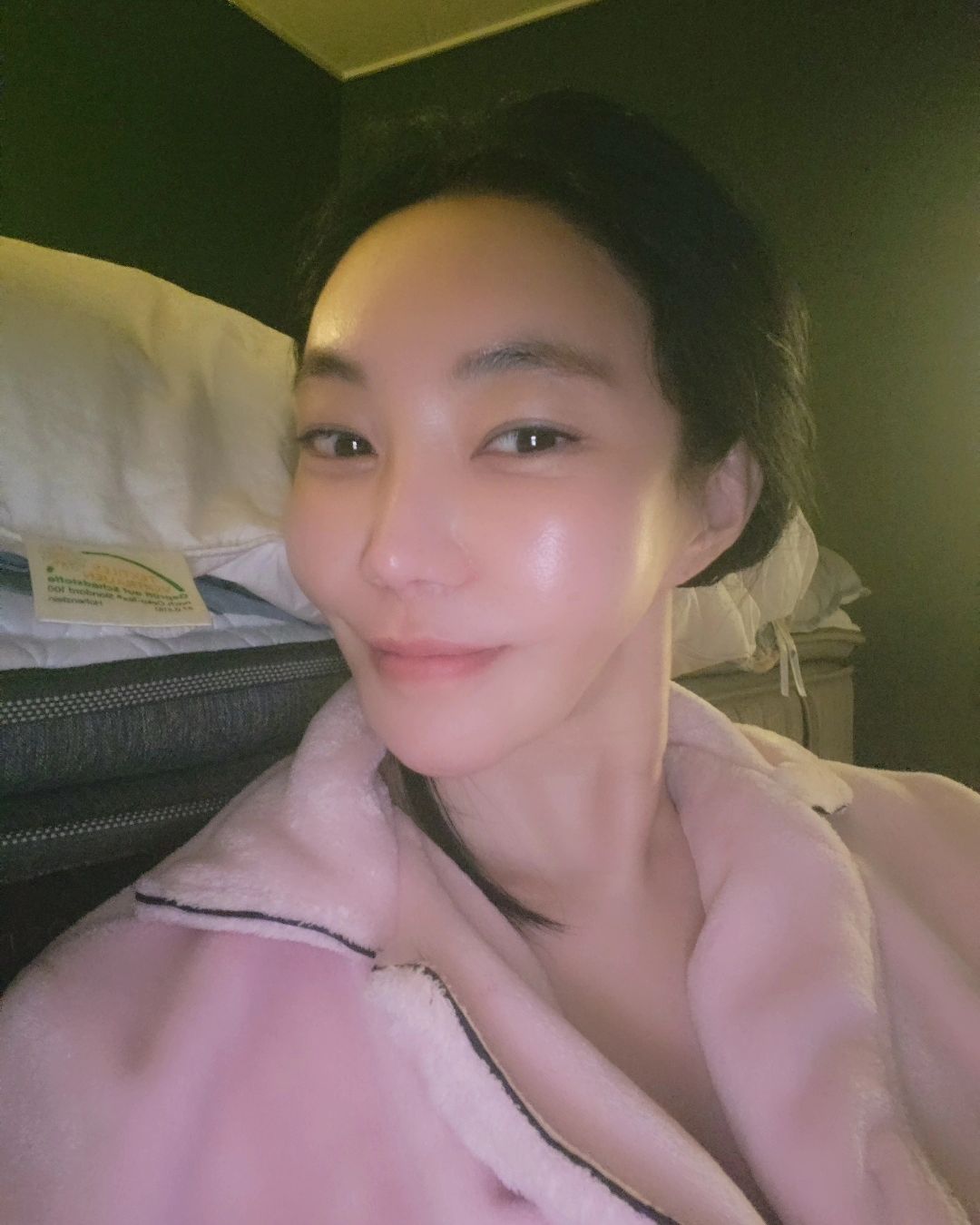 안녕  셀카는 백만년 만이지? 
내가 얼마나 사랑하는지 알까..
웃을 일 없는 일상에 너를 만나 올만에 셀카
this is only the beginning 
.
.
.
.
.
.
.
.
.
나 협찬 받아도 길게 안쓰는데..
너 정말 닉값 제대로 였어! 

계속 정신 없어서 며칠전에 오픈하구 사실 기대없이 
써봤는데.. 열배 비싼 아이들  보다도 사용하기 쉽고
효과가 즉각적. 공구하는 인친님들이 선물로 보내 주신대도
뷰티디바이스가 20여개는 있고 (그냥 어디서 봤다는건 
집에 다 있다고 생각하시면 됩니다 ㅋㅋ)
심지어  병원에서 사용하는 것도 있을만큼 장비욕심에 
진심인 저라서 어지간한 걸로는 만족이 안되요.

요즈음 댁에 뷰티디바이스 한두개는 갖구들 있으시더라구요.
예전엔 홈케어 할 수 있는거라고는 갈바닉이 전부 였는데
이제는 갈바닉이 대명사가 됐을 정도로 다양한 갈바닉이 
나와서 진짜 뭘 사야할지, 고민 많으실텐데요.

닥터탱글이 몇년째 공구가 가능한 이유를 해보니 알겠어요.
.
.
.
.
.
.
검색하면 나오는 뻔한 내용들은 skip
새볔에 나가야 해서 오늘은 1절만 하는걸로!

우당탕탕 삶을 살고 있어서 아직 2주 
아니 열흘도 못썼어요.제대로는 7일정도 
썼나봐요. 그럼에도 불구하고 이렇게 올리는건
열배 비싼 아이보다 즉각적인 효과가 보여서요.
몇년째 왜케들 공구하시고 구입 하시는지 완벽이해.

갖고 있을만큼 갖고 있어서 사실 홈케어 뷰티디바이스 
제품들은 안전성 때문에 한계가 있어서 기대치가 
없는편 이라 닥터탱글 대란 일때도 훗~ 😏 했었거든요.

저는 홍조가 있고 요새 얼굴에 열이 있어서 두피도
늘 뜨겁고 얼굴도 불타는 고구마에 악건성 중의 악건성.
.
.
.
.
.
무튼 요즈음 제 속이 말이 아니라 오늘이 며칠인지
무슨요일인지 조차 모르게 살고 있어요.
스킨로션이 사치 일 정도로 집에서 눈만 잠깐 붙이고
나가고 집에와서 기절하듯 쓰러지고 반복이었는데
큰고비 넘기고 나니 거울 속 오징어 아니 쭈꾸미 
에서도 세월의 흔적들이 보이더라구요. 

지금 관리 받으러 다닐 상황이 아니라서 일단 사용이
젤 간단하다고 하고 몇년째 공구대란이 일어나도
사는사람이 계속 생기는 탱글이가 제일 먼저 손이 갔어요.
거의 놔버린 상태 였는데 유튜브로 대에충 사용법
보고 (대부분의 뷰티디바이스 메커니즘 비슷하니까)

저는 귀 뒷쪽부터 어깨 목을 풀고 시작해요.
림프를 풀어주고 해야 더 효과적 이거든요.
특히 윤곽이나 얼굴형은 얼굴만 만져선 안되고
꼭 귀뒤 부터 목 어깨 뒷통수 까지 풀어야 더욱
좋아요. 며칠만 그렇게 해보세요. 완전 달려요.

먼저 림프쪽은 조심스럽게 약하게 풀어주고 
그다음 부턴 아무렇게나 턱라인 볼,입가 
문질문질 (사실 별 기대 없었음) 해주니 금방
꺼지더라구요. 너무 짧네 하곤 그냥 뒀어요.

화장품 손에 묻히는거 싫어해서 브러쉬 사용하는데
세척하기 귀찮아서 흡수에도 좋다니까 써봤는데 전 
이 부분에서 감동. 제가 메인으로 사용하는 기초가 
있는데 탱글이로 흡수 시켜줬더니 오랫만에 피부에서 
속광이..기분 좋아서 짐싸다가 셀카타임. 
.
.
.
.
.
원래 협찬은 형식적으로 한번만 쓰는데 요건 
자주 언급 할것 같아요. 이런말 민망 하지만
어릴때 얼굴이 좀 나오는것 같..아요 ㅋㅋㅋ 

이쁜 미코 언니덕에 이쁘단말 한번도 못듣고
자랐는데 얼굴형이랑 피부 이쁘단게 유일 했는데
아..눈.. (재섭지 먄 lol) 눈가 자글자글이랑 
흘러내리는 앞볼 팔자 그리고 나도 모르게 짓던
생활주름들 개선에 도움이 확실히 되요.
.
.
.
.
.
.
사용방법이 간단해서 엄마 사드려도 좋겠어요.
갖고있던 듀얼이들 엄마 드리고 왔는데 
안쓰시더라구요. 새로나온것도 지금 저어기
박스에 고대로 있는데 얼른 앰플 사와서 같이
써보고 싶어요. 3일만에 이정도면 나 앰플산다.
일단 오늘은 여기까지! 
나 이렇게까지열심히 쓴거 오랫만인듯. 
너 맘에 들었어 #닥터탱글#비기너#기대돼
dr.tengle_biz
이사님 감사합니다 🌼