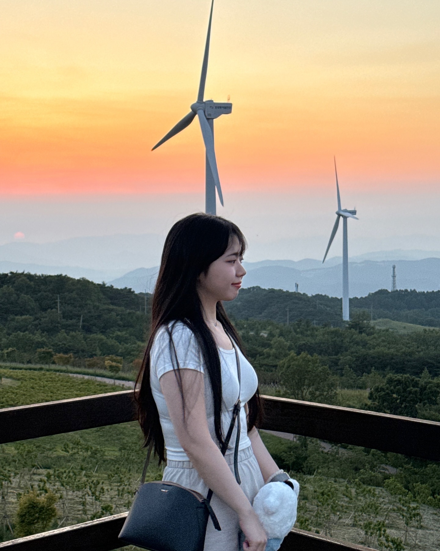 경주 여행 마지막 사진◡̈
머리에 헬리콥터 달아줌ㅋㅋ🥲
해지기전에 노을본다고 
열심히 산길 운전한다고 수고해써ෆ

#경주노을명소 #경주노을맛집 
#경주풍력발전소 #경주가볼만한곳