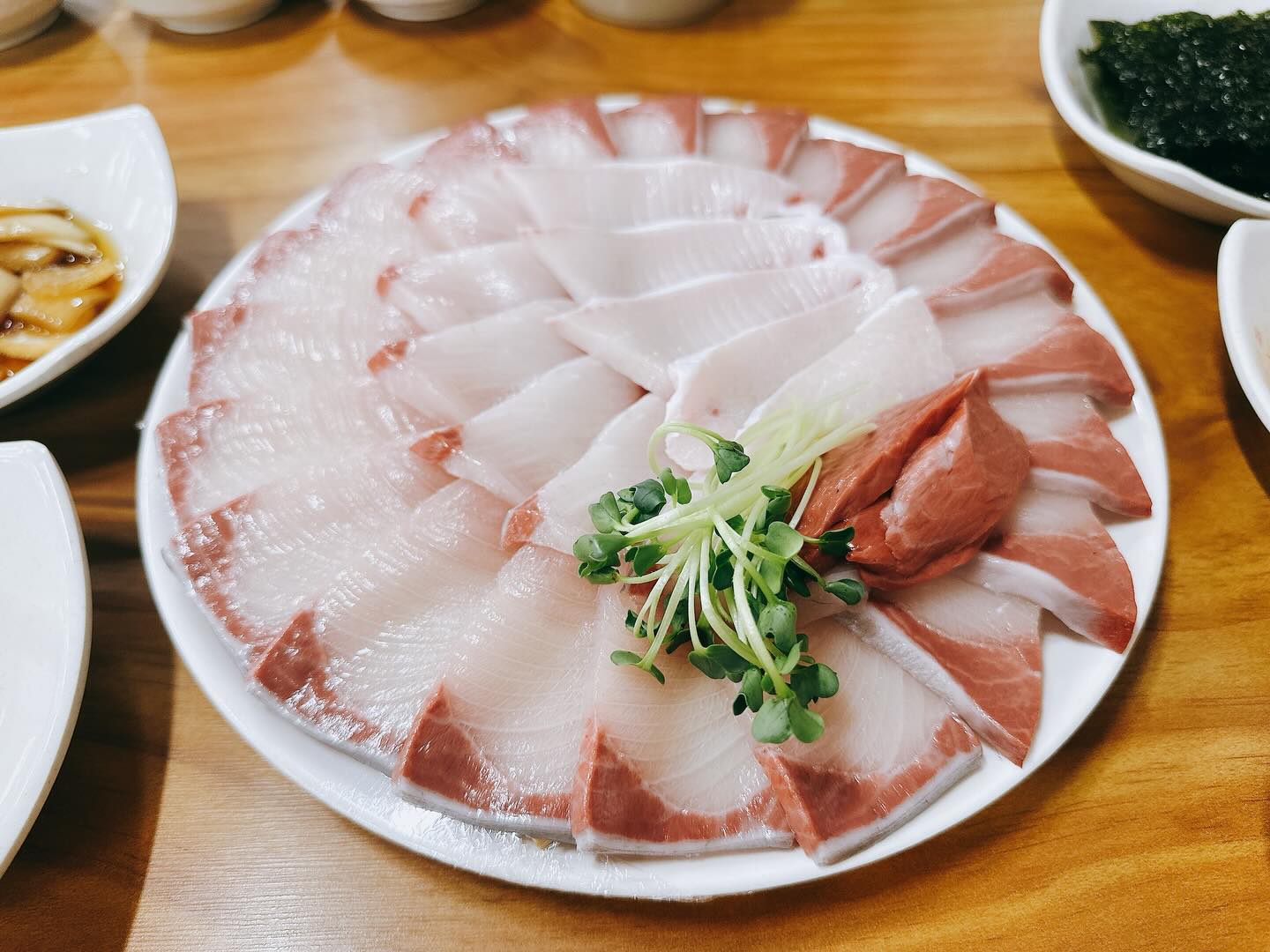 드디어 저도 대방어를!!🥹

양산 북정에 위치한 장보고회수산센터입니다.😍😍

우리 인친님들 매번 맛있게 먹는 사진들만 눈팅하다가 드디어 저도 먹게되었습니다.🌝🌝

영롱한 대방어 빛깔 보이시나요?🥹🥹

여기 바닷가도 아니고 양산에 한 동네에 있는 회집인데❤

뭔가 바닷가 근처 횟집에서 먹는거 같은 신선함 뭐죠??🥸

회 주문하고 5분도 안되서 후다닥 차려지는것도 좋았구요🥰

방어 맛이야 뭐 말하면 뭐하겟습니까❤

사진에 보이는 저거 소자 인데 2명이 먹기 충분한 양이였구요🌝🌝

대방어가 마치 꽃처럼 아름다웠습니다❤️❤️

혹시 근처 가시면은~~

꼭 들려서 대방어 한 그릇 하고 가셔요~❤

🏮Tip 주차는 인근 길거리에 주차하고 이용하시는게 좋을 것 같습니다.🌝

🌟주소 : 경남 양산시 삼성5길 11-7 장보고회수산센타 북정점
🌟전화번호 : 055-362-8885
🌟영업시간 : 매주 월요일 정기휴무 그 외 10:00-21:40

#갓생푸드_양산

#양산 #대방어맛집 #북정 #장보고회수산센터북정점 #사장님친절하심 #존맛탱😋💕