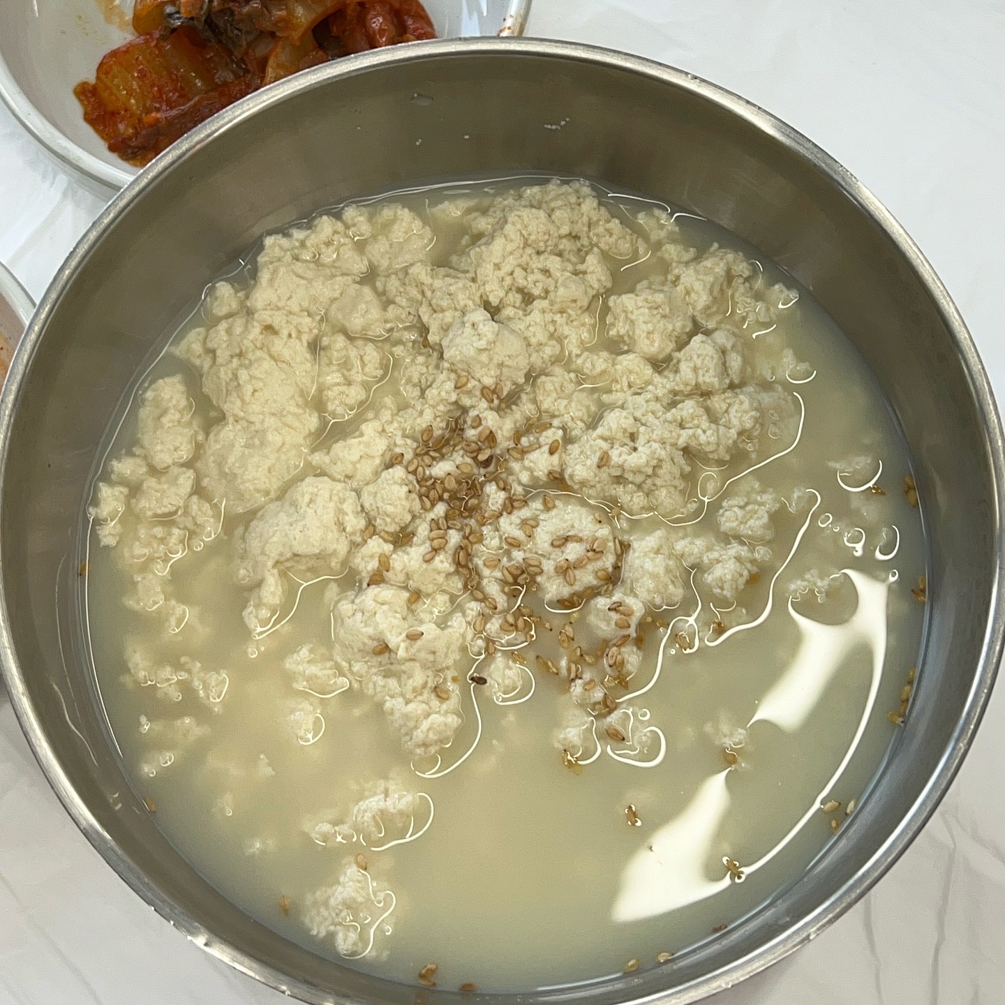 [ 최가 ] 

💙 순두부는  부드럽고 고소한 맛이 일품이었어요
국물은 담백하고 깊은 맛이 나서 정말 맛있었어요

❤️ 직원분께서 간장을 넣어서 먹는 것보다
그냥 먹는게 훨씬 담백하고 맛있을거라 했는데
정말로 간장을 넣으니 약간 본연의 맛을 해치는
듯한 느낌이라 그대로 먹는게 제일 맛있더라고요

💜 황태구이는 바삭하게 구워져서 
고소한 맛이 가득했어요
특히, 양념이 잘 배어 있어서
밥과 함께 먹으니 정말 환상적이었어요

💛 순두부와 황태구이는 정말 잘 어울렸어요
순두부의 부드러움과 황태구이의 바삭함이
서로를 보완해 주는 느낌이었어요

- - - - - - - - - - - - - - - - - - - - - - - - - - - - -

 ❗가격
✔️ 순두부 11,000원
✔️ 황태구이 1마리 13,000원

- - - - - - - - - - - - - - - - - - - - - - - - - - - - -

#강원도맛집 #고성맛집 #순두부 #황태구이 #최가 #내돈내산 #맛집리뷰 #고성여행