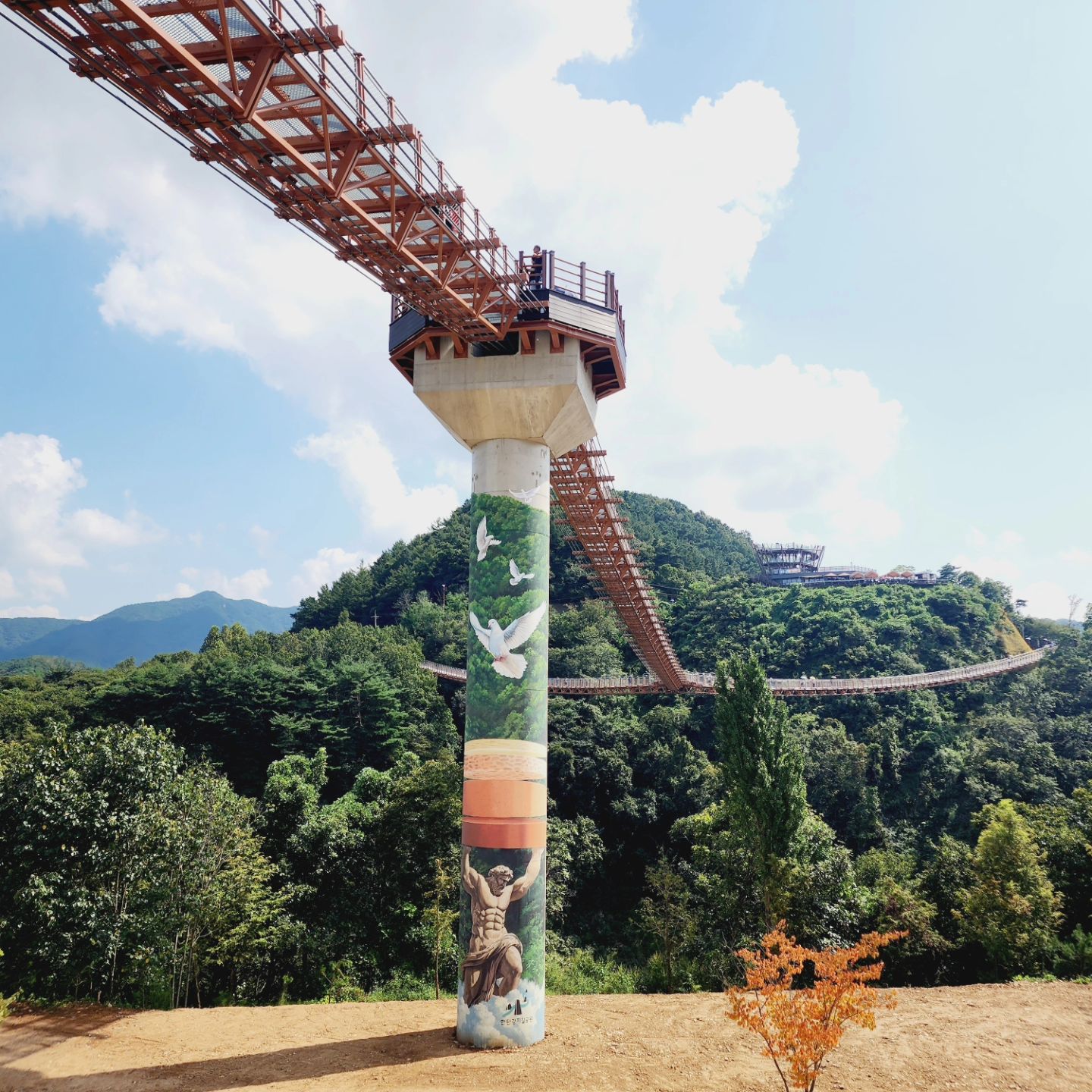 #광고 #제작비지원

무더위는 이제 안녕~가을나들이로
#2024포천한탄강가든페스타 추천드릴게요
2024. 9. 7(토) - 10. 13(일)
9시-18시
한탄강생태경관단지
경기 포천시 관인면 창동로 832

국내 최장  410m 길이 Y형 포천 출렁다리에
나무 데크를 따라 걸어 올라가다보면
트릭아트 포토존이 있어서
Y자형 출렁다리가 잘 보이는 위치에서
인생사진도 남길 수 있어요

Y자형 출렁다리 위에 올라가게 되면
유네스코 세계지질공원과 한탄강 협곡과 주상절리 경관을 구경하면서 걸을 수 있고 Y자형 다리 왼편은 비둘기낭폭포 오른쪽은 가람누리 전망대가 위치해있어요

저는 2024 포천 한탄강 가든페스타 개장 첫날 다녀와서
사람들이 더 많을수록
출렁거림이 심했는데 옆에 잡고 걸어다니고
아이들도 스릴있고 재밌다고 좋아하며
이색체험도 되더라고요

포천 한탄강 자연경관도 살랑살랑 시원한 가을 바람
좋은 공기 마시면서 가을 여행지로 최고랍니다
가을을 대표하는 꽃구경까지 함께 할 수 있어
가을 여행지로 정말 좋았어요. 

​지역 먹거리와 농산물 판매 부스, 간식, 푸드트럭까지
가든 버스킹, 원예클래스 등 다양한 프로그램까지
즐길 수 있어서 하루종일 풍성하게 즐길 수 있었답니다

포천 Y자출렁다리와 포천가든페스타
가족 가을여행지로 추천드려요

#한탄강생태경관단지
#가족나들이 #당일치기여행
#한탄강가든페스타 #포천여행
#포천가볼만한곳 #서울근교여행
#한탄강가든페스타 #한탄강Y형출렁다리
#포천한탄강 #강아지랑여행