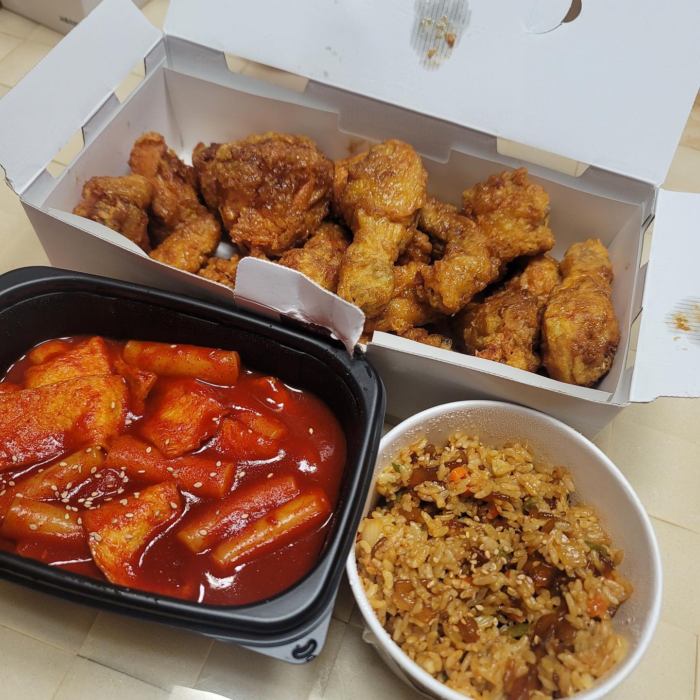 #교촌치킨 #국물떡볶이 존맛탱 볶음밥은 낫밷 닭다리 두개 야무지게 뜯어야지~  #내기분마치 치킨