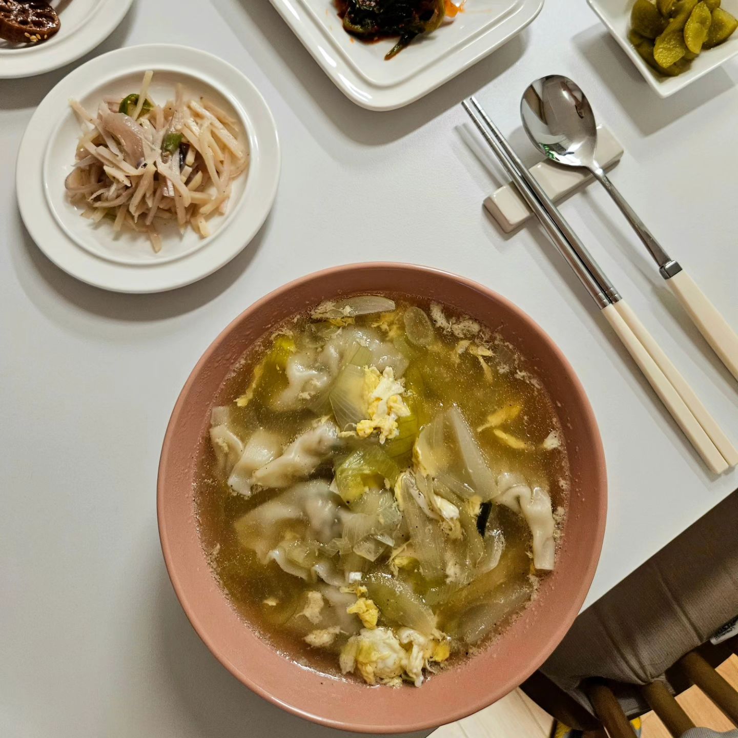 #집밥일기 
.
만두국을 좋아하는 남편덕에
타의(?)로 자주 먹게되네요😄
역시,집밥은 맛있게 먹어줄 가족을 생각하게 돼요❤️
#집밥메뉴 #집밥요리 #요리하는주부 #요리그램 #일하는주부 #주부소통 #주부일상 #주부요리