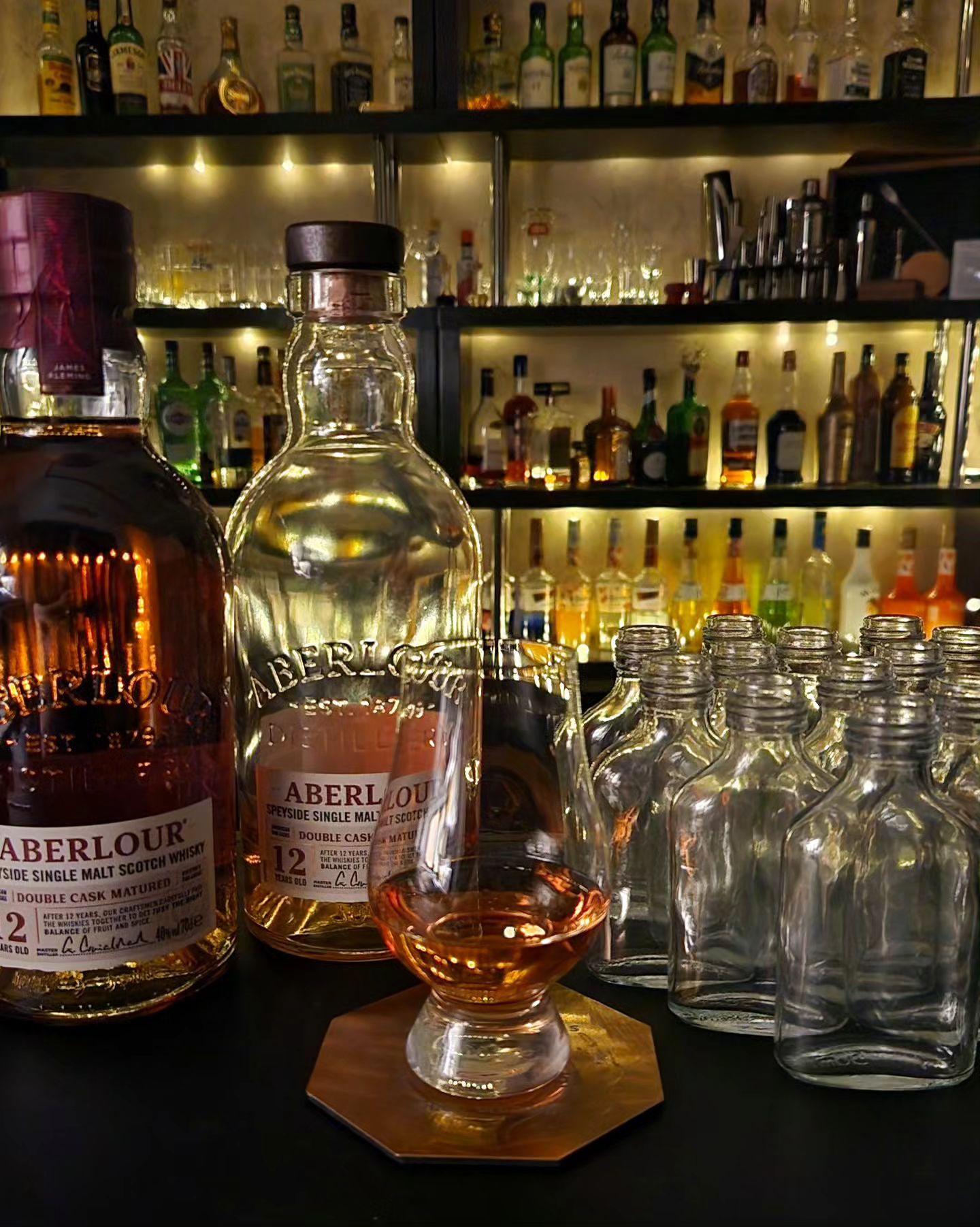 Aberlour 12Y

정말 많은 것을 이루고, 얻은 올해였습니다.
인생에 올해 같은 순간이 다시 있을까 생각이 들 정도로 정말 과분한 행복을 누렸고, 그만큼 사랑받았다는 순간들도 많았습니다. 저를 좋아해주고, 응원해주시는 분들이 정말 많았고 덕분에 제가 감사드리고 싶은 분들도 많습니다.

작지 않은 목표를 하나 이뤘을 때 우연히 맛있게 먹은 위스키고, 그 경험을 바탕으로
23년 내내 크고 작게 무언가를 이루어냈을 때 아벨라워 12년을 마시고 기분좋게 잠들었습니다.

올해 지치고 힘들고, 좌절하고 울었던 순간도 정말 많았지만, 그럼에도 그걸 이겨냈을 때의 그 기분을, 저를 좋아하는 사람들과 나누고 싶어서 아벨라워 12년을 소분했습니다. 700ml 한 병을 50ml씩 14분.. 감사해야할 분들이 훨씬 많은 것 알지만 특히 감사드리고 싶은 분들께서 제 소소한 정성이라도 받아주셨으면 하는 바람입니다. 내가 힘들 때 옆에 있어주던 절친들부터, 수학학원 원장님, 제가 좋아하는 바텐더 등 제 인생을 많이 좋아해주고 응원해주신 분. 서로 바빠 시간이 맞지 않거나, 다른 이유로 당장 드릴 수 없는 분도 있지만 이 겨울이 가기 전 꼭 전달해드리도록 하겠습니다.

11월 중순부터 몸과 정신이 못버텨 삐끗하기 시작했습니다. 맞물려 있던 톱니바퀴들이 한번 삐끗하니까 다 고장나버렸습니다. 지금도 A/S 중입니다. 능력과 신뢰라는 각각의 톱니들이 다시 제대로 작동할 수 있게 내년에도 열심히 살겠습니다

여러분도 한 해 고생하셨고, 이루고자 하는 것 모두 이루는 2024년 되길 축복드립니다.
저 좋아해줘서, 응원해줘서 고맙습니다. 술랑합니다
준희바

#아벨라워 #인생술 #2023년 #아벨라워12년 #2024년 #화요 #위스키추천 #위스키그램 #위스키 #이마트 #트레이더스 #홈바 #홈텐더 #홈텐딩 #자취방꾸미기 #원룸인테리어 #speyside #singlemalt #aberlour #aberlour12Y #whiskeygram #homebartender #whiskeylover #homebar #2023 #2024 #happynewyear