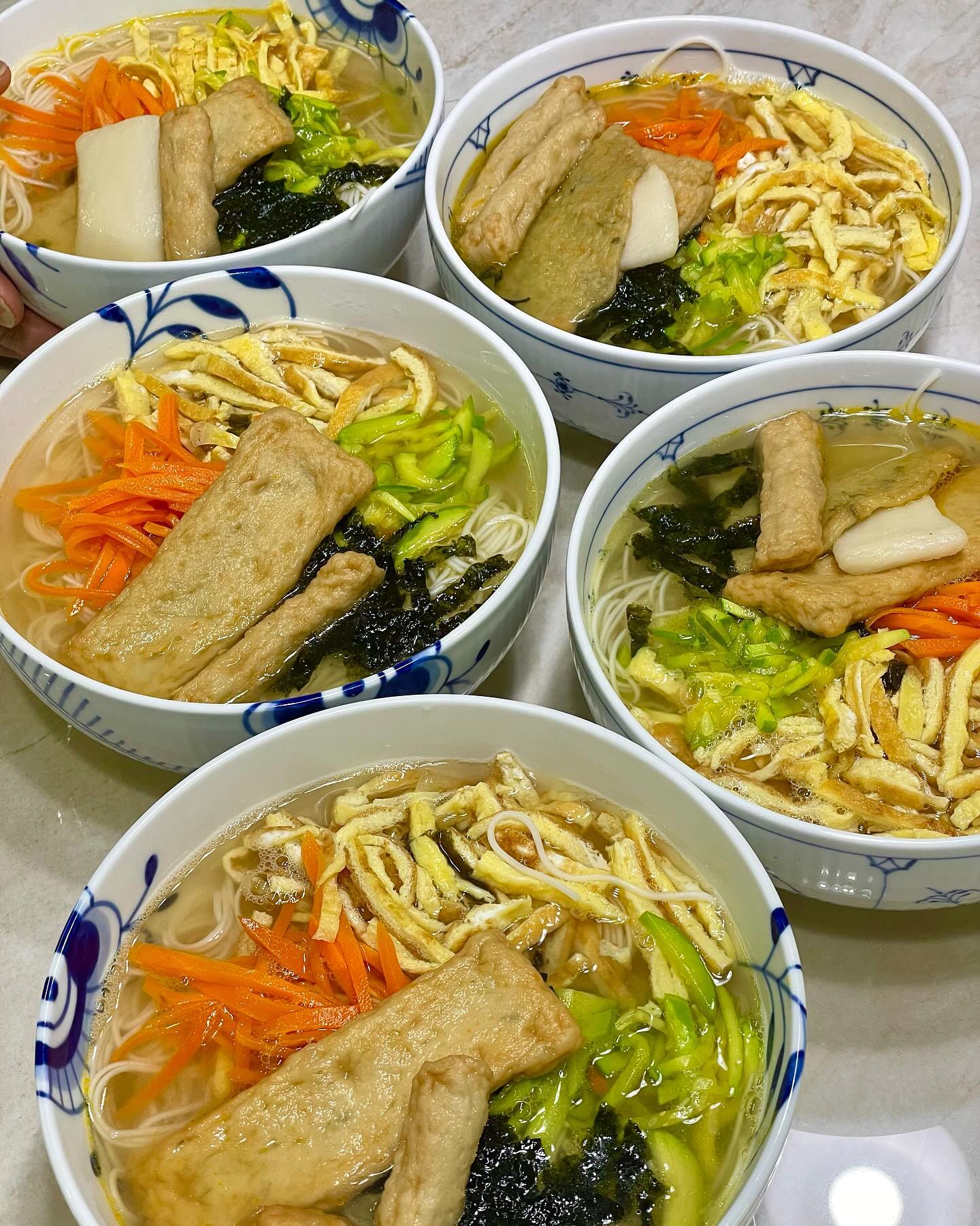 .

캠핑의 마무리

옆집 동생이 만들어 준 #잔치국수
13인 저녁을 해결해주고 너무 행복하다
(정~~말 맛있었어🍜👍😍)

옆집 오빠가 만들어 준 단팥빵&슈크림빵&와인🍷
(커피 마시는동안 뚝딱뚝딱 빵 완성👍)

세가족캠핑 너~~무 좋았습니다!!

다음에 또 가요🏕️

#잔치국수#국수맛집🍜
#스털링메를로#와인#와인맛집
#맛있게먹고마시고#호강합니다🙆‍♀️ 
#삼형제가사는집#seraleelife