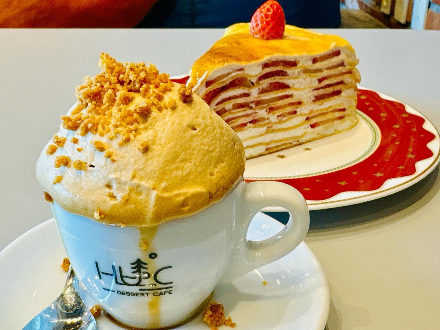 강릉 대형카페 명소!😎
허씨커피에 다녀왔네요 😋

⭐️ 강원 강릉시 창해로 285
⭐️ 매일 11:00 - 20:50
⭐️ 0507-1337-7520
⭐️ 단체 이용 가능, 주차, 포장, 무선 인터넷, 남/녀 화장실 구분

커피도 맛나고 크레이프 딸기케잌도 넘나 맛난것이네요!
허씨 시그니처 커피는 달콤 담백한 커피크림과 강렬한 에스프레소의 환상적인 조합!! 😋❤️
딸기크레이프는 층층이 가득한 딸기조각들이 씹히는 식감이 너무 좋아요 😍 주차장도 넉넉해서 주차 걱정없이 편안하게 힐링타임 가졌네요 ❤️
이제 곧 크리스마스라 실내 인테리어도 너무 예쁘고, 날씨만 따뜻하면 루프탑에서 하루종일 쉬고싶네요 🥰❤️ 2층 소파도 너무 편해서 잠들뻔..;;🤣🤣
이제 강릉 여행 필수코스로 정했습니다 😎🥰❤️
.
.
.
#강릉케이크 #강릉홀케이크 #강릉카페 #강릉대형카페 #강카페추천 #__허씨커피 #강원강릉카페 #강릉디저트 #강릉카페추천 #스콘 #로스팅 #디저트맛집 #데이트 #분위기까페 #예쁜카페 #대형카페 #카페추천 #감성카페 #카페투어 #케이크 #수제케이크 #과일파블로바 #강릉여행 #강문동카페 #가성비카페