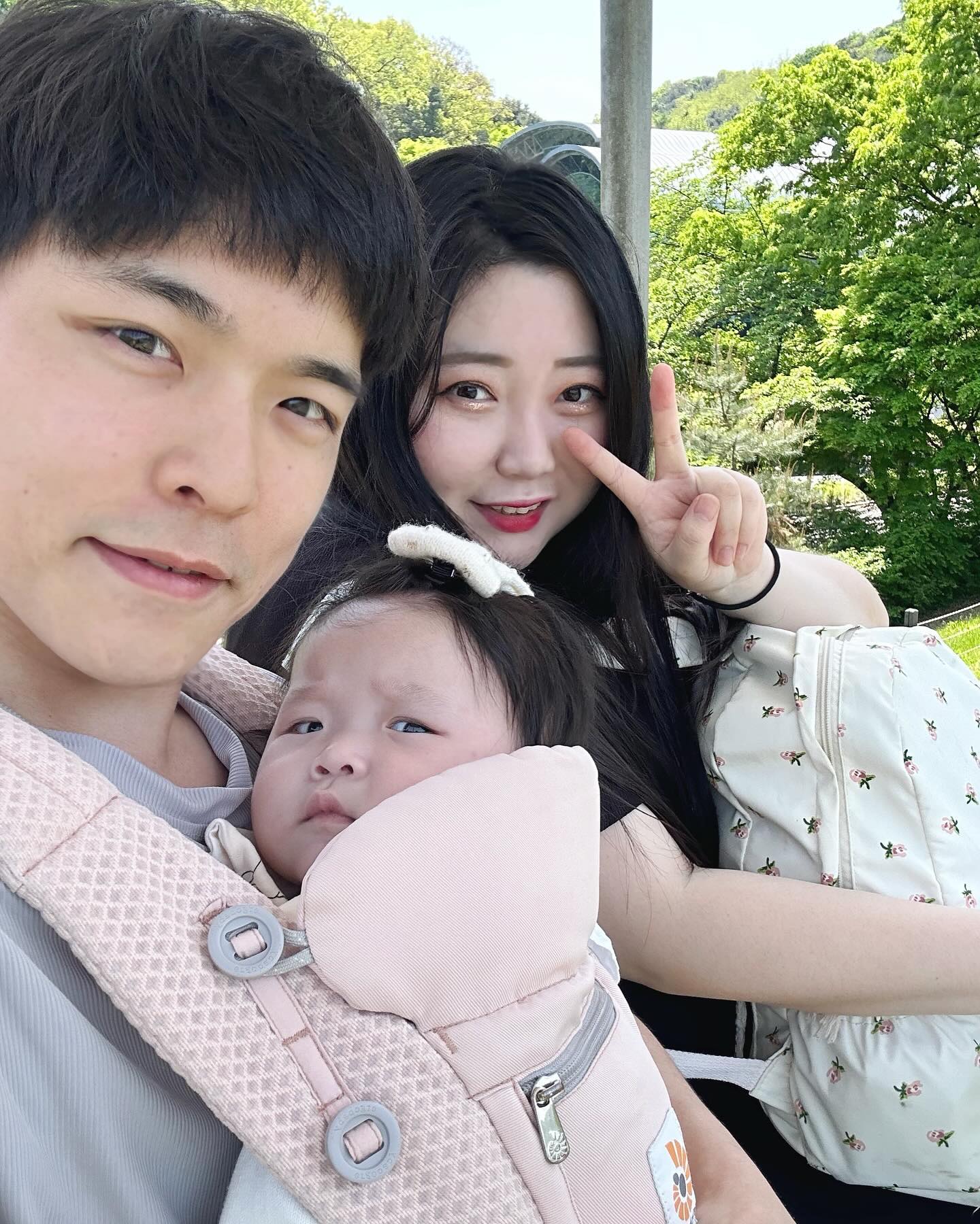 은겨리랑 #서울대공원 👼🏻💕
동물구경과 맞바꾼 나의 팔.. 햇볕에 익어버림^_^
은겨리 #웃어줘 😭👼🏻
