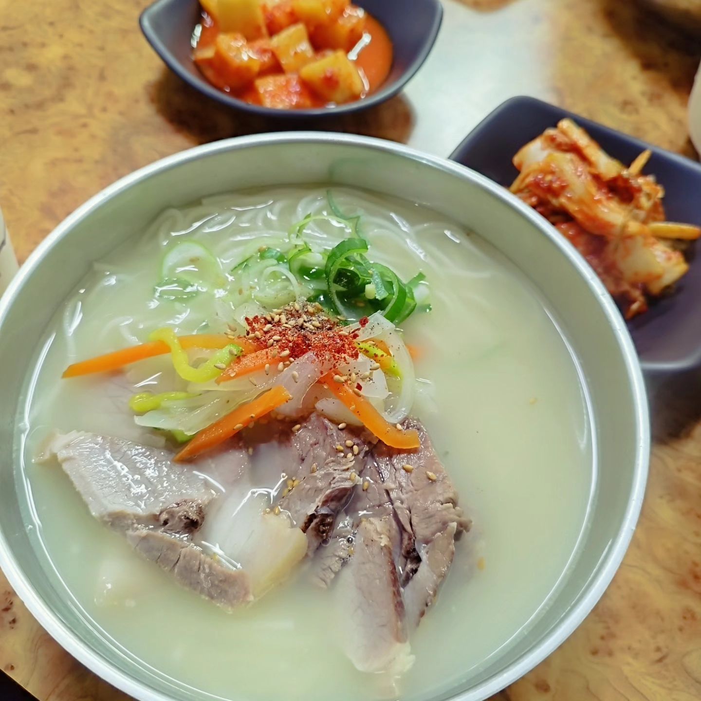 제주 고기국수 내 최애픽은 동진식당 !
도착하자마자 먹어서 그런지 완전 맛나게 먹었던...
동문시장 이번에 첨 가 봤는데..괜츈~

애들은 라면이 좋다고해서
예사랑서 첫 혼밥도 하고...ㅋ

마지막 날 삼대국수.
국수보다 돼지국밥이 맛나더라는~~

많이 안 돌아다녔더니 돌아와서 아쉬운 !
또 가고싶네~ㅋㅋ

.
.
#제주고기국수 #고기국수 #제주맛집 #제주여행 
#동진국수 #예사랑 #삼대국수회관