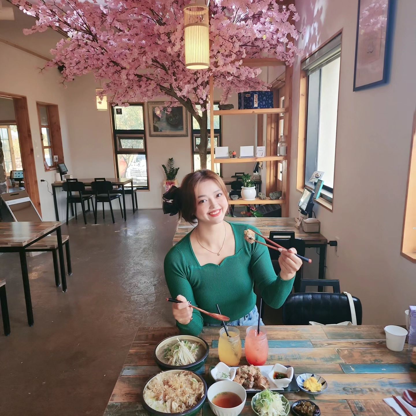 제주 애월 일식 퓨전 맛집, #우동먹젠 ★ 

요즘 애월 근처 핫플로 뜨는 
특별한 일식 우동 맛집, 
우동먹젠에 레이첼도 다녀왔어요❣️ 

들어서자마자 모던하고 예쁜 인테리어와
그에 맞는 귀여운 소품들로 인스타 감성 뿜뿜💗 

깊고 진하고 감칠맛 나는 우동국물에
꼬들꼬들 우동면과 함께 풍미가 예술‼️ 

대표 메뉴인  먹젠우동 & 먹젠숙주덮밥에
짭쪼롬하고 바삭한 가라아게까지😆 

이거 진짜 드세요, 두번 드세요!!🤤 

공항에서 매우 가까운 맛집이고
반려견 동반도 가능하더라구용👍 

북마크 꾹꾹~
일식퓨전 좋아하는 친구 공유도 꾜꾜🥰 

📍우동먹젠 애월점
제주시 애월읍 소길남길 22 1층 

#제주도맛집 #애월맛집 #우동맛집 #제주우동 #제주우동맛집 #제주서쪽맛집 #제주도민맛집 #도민맛집 #먹팔 #먹팔소통 #먹스타맞팔  #맛스타 #맛스타그램