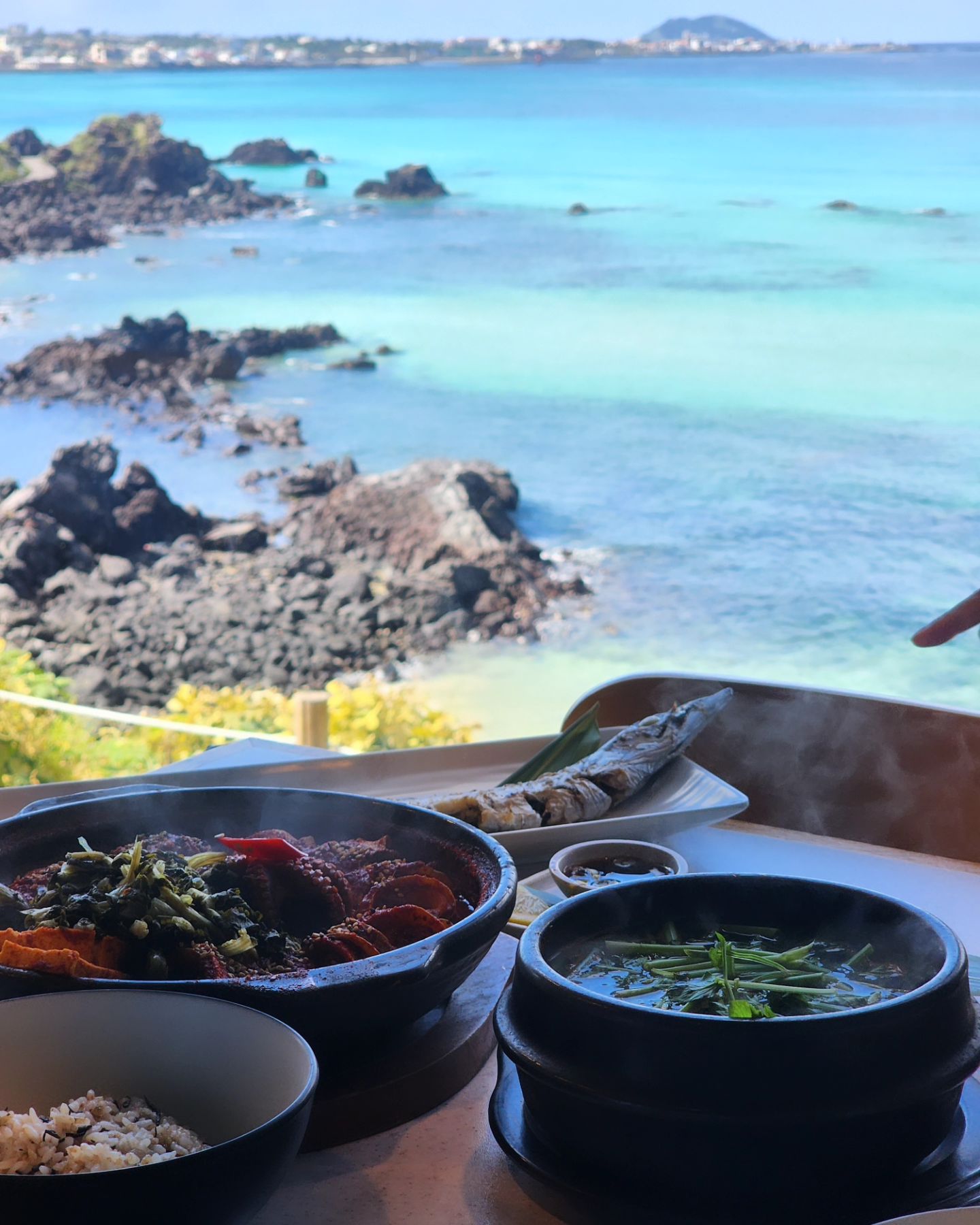 애월에 바다뷰 갈치집은 여기닷!
📍갈치바다

에멜랄드빛의 애월앞바다 보면서 먹을수 있고
2인이상부터 시키는 구성이 좋았던 집!

통문어 순살 갈치조림+제주 통갈치구이
+전복해물뚝배기+전복구이+톳밥
이렇게가 한세트로 나오는데

여러개 맛볼수도 있고 너무 잘먹고나왔다♡
바람직한 점심 픽

#제주여행 #제주도
#여행 #국내여행 #Jeju 
#퇴사여행 #힐링찾기
#제주맛집 #맛집
#갈치맛집 #오션뷰 #갈치바다 #갈치바다애월점