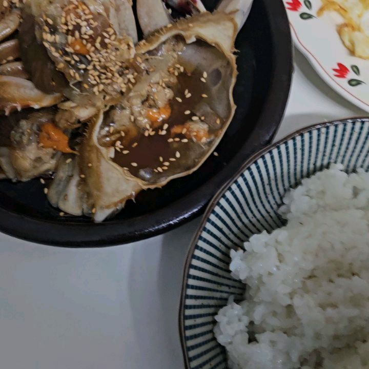 최근 바뀐게 있다면 배달음식이 줄고 집밥을 챙겨먹는다는 것. 배달료에 혼자 먹기엔 많은 배달음식 보다 후딱 밥 짓고 메인 반찬 하나면 맛있게 먹을 수 있는데 요즘 제일 맛있게 먹은 집밥, 간.장.게.장❤️

짜지않고 게딱지가 거의 씹히듯 바스락 거려 입안에 상처날 일도 없는 너무 맛있는 더미미당 간장게장🦀

#집밥 #간장게장택배 #간장게장 #간장게장맛집 #간장게장택배맛집 #더미미당 #전국택배맛집 #협찬 #슈니_집밥