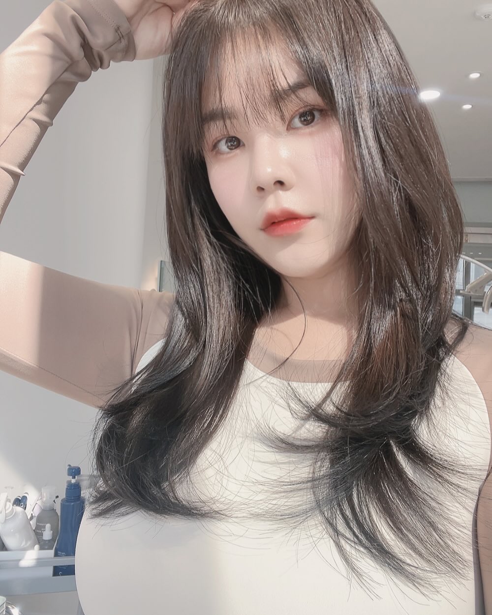 지난 1년간 얼마나 나를 못 돌보았는지 
지저분하게 퇴색되어버린 염색모가 보기싫어도
그냥 그렇게 지냈는데 머리 염색하니까 기분이 좋다.
그래서 여자들이 기분전환하러 미용실을 가나보다

그냥 하나하나 다 행복이다.