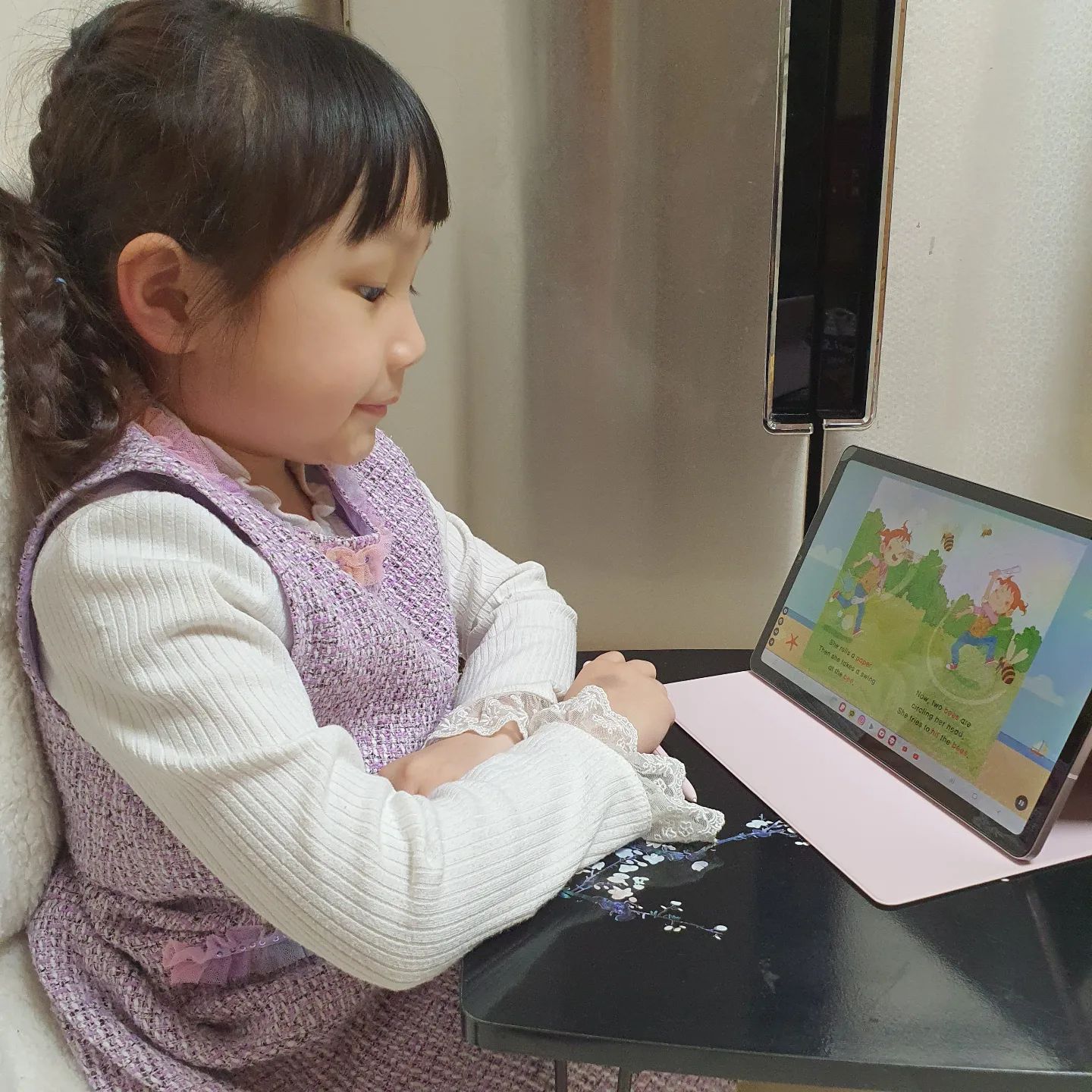 #협찬

3월에 반이 지나간 요즘!
리딩게이트와 더 친해진 우리집 1호!

학교갔다 돌아와서 리딩게이트 한권씩 읽고있다!
주말은 쉬어가는 타임이지만
평일엔 열심히 하고 있는 딸!

재미있게 독서도 하고 
게임도 한번씩 하면서 즐기고 있다~
즐기는 영어시간을 만들어준
리딩게이트 너모너모 좋네요!

＊┈┈┈┈＊┈┈┈┈＊┈┈┈┈
[리딩게이트 X N쇼핑LIVE]
찬스는 라스트! 영어는 스타트!!
리딩게이트 12+1혜택 곧 마감!!

라이브방송 : 2024년 3월 19일 화요일 오전 10시
https://view.shoppinglive.naver.com/lives/1246865
해피위크 2024년 3월15일 금요일 ~ 3월19일 화요일까지!
https://brand.naver.com/readinggate

라이브 구매 혜택!!
✔️ 최대 52% 할인
✔️ 무료체험 1개월 추가
✔️ 스터디사은품
✔️ 총260만원 상당 경품 이벤트

＊┈┈┈┈＊┈┈┈┈＊┈┈┈┈

readinggate_official
#온라인영어 #온라인영어도서관 #온라인어학원 #영어홈스쿨 #리딩게이트 #어린이영어 #영어독서 #유아영어 #초등영어 #이북 #영어원서 #영어리딩 #초등영어리딩 #영어독서프로그램