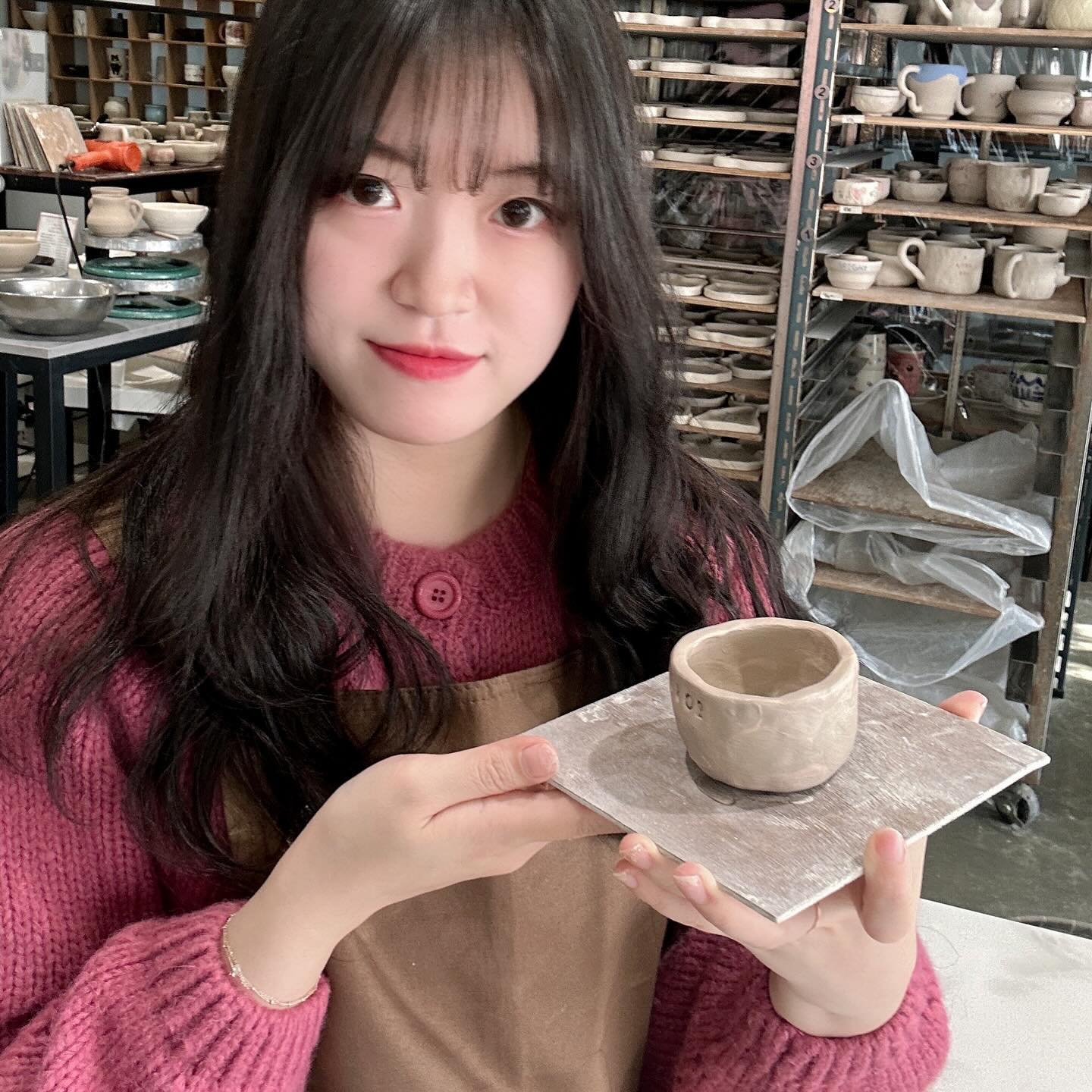 #협찬 저랑 도자기 만드실 분?👋🏻

홍대에 이렇게 예쁜 도자기 공방이 있더라구요
전 잔 두개를 만들었고 친구는 접시를 만들었는데
너무 귀엽지 않나요?? ㅎㅎ🫣

똥손이라 너무 걱정했는데 선생님께서 친절히 
너무 잘 알려주시고 접시 그림도 도안이 있어서
걱정 안하시고 오셔도 될 것 같아요🤭
친구랑 저랑 다 너무 만족해서 다음에 또 오기로 했어요

홍대에서 특별한 추억 만들고 싶으신 분들께
추천드려요 ✨🍵

#도자기카페줄 #서울데이트 #서울도자기공방 #서울원데이클래스 #홍대도자기공방 #홍대원데이클래스