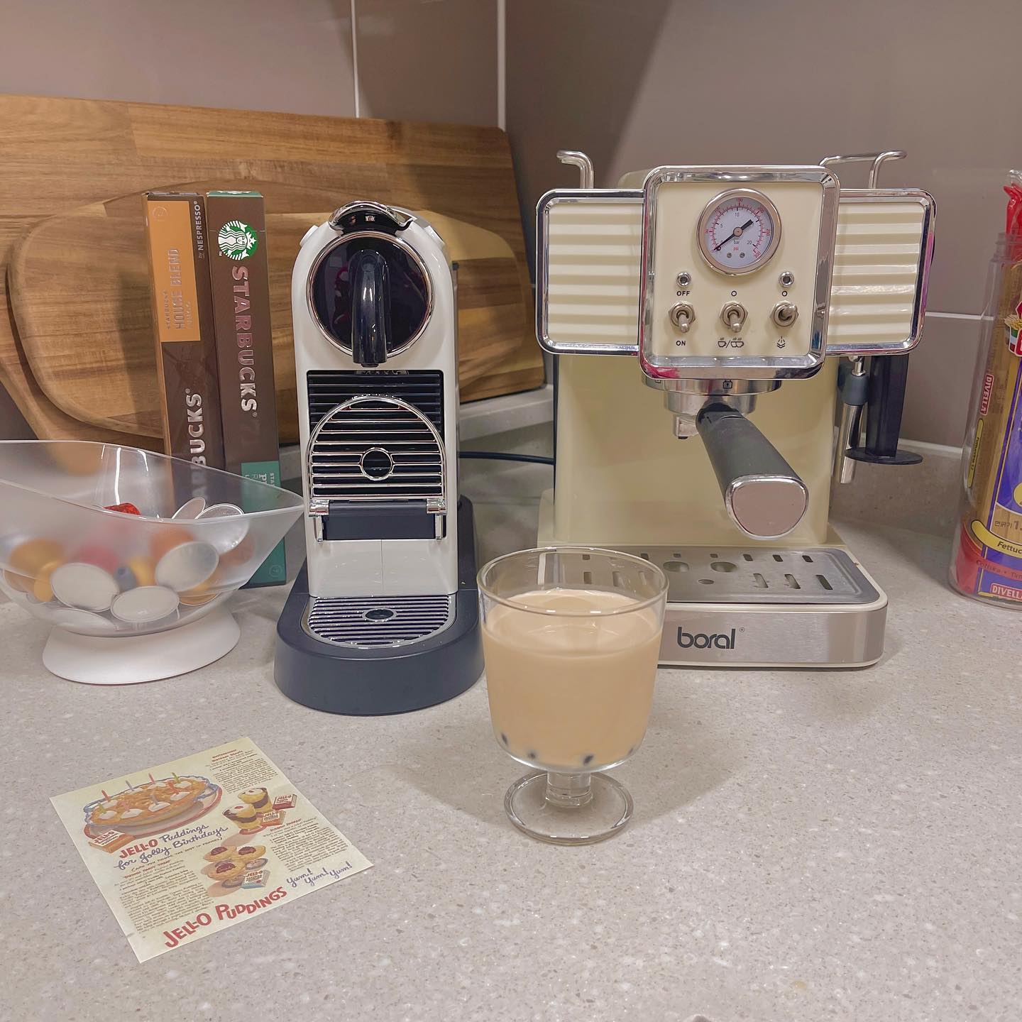 주말엔 홈카페🪴☕️
밀크티베이스에 
우유+타피오카펄 송알〰️송알 넣기
마무리로 얼음🧊 아이스밀크티  완성🤎🧋🤎

#밀크티홈카페 #밀크티베이스 #그린트리밀크티베이스 #밀크티라떼 #엄살🍑
