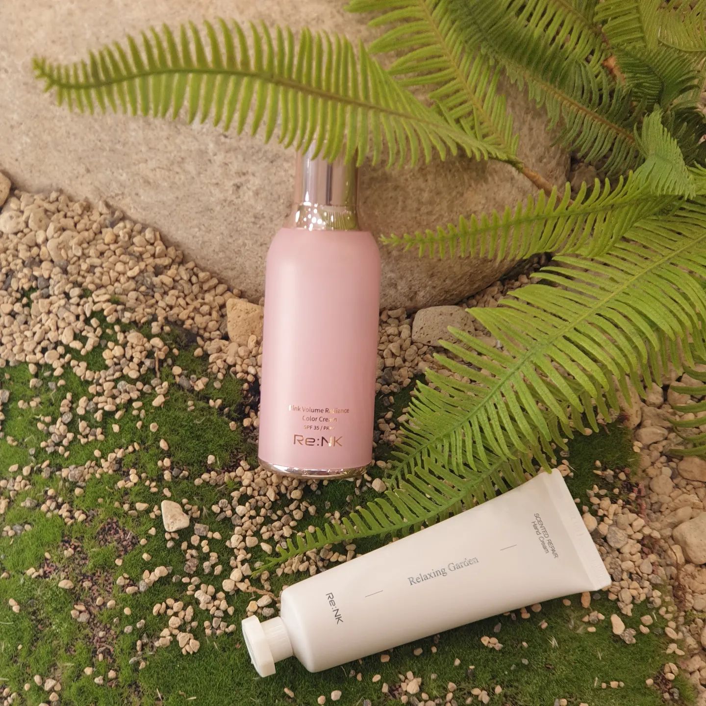 #협찬 renk_beauty #리엔케이 #빛크림
촉촉하고 광채나는 피부 갖고 싶어 리앤케이 빛크림 사용해봤어요
.
핑크빛 자연스런 컬러감에 반짝반짝 은은한 광채가 나는 컬러크림으로 발림성이 상당히 촉촉해 보습 크림 바르는 느낌이예요
.
10종 펩타이드 성분을 함유해 탄력 주름 개선은 물론 피부장벽까지 개선시켜주는 크림으로 보습과 기능성을 모두 담은 크림이더라구요
.
한듯안한듯 광채나는 보습크림 원하신다면 리앤케이 컬러크림 사용해보시길~
#광채크림 #빛크림8 #리엔케이기초 #리ㄴㅇ #톤업크림 #리엔케이톤업크림 #리엔케이빛크림 #뷰티 #맛집 #리엔케이컬러크림 #핑크볼륨래디언스컬러크림 #제품 #톤업선크림