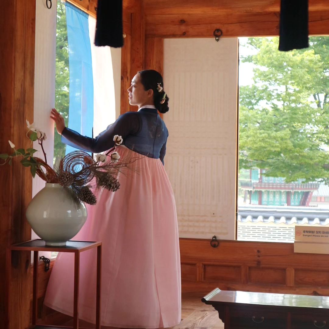 .
궁 안의 궁 - 건청궁 특별 개방 전시
.
 📌 08.15~09.18
.
.
고종과 명성황후가
한가롭게 휴식을 취했던
작은 궁궐 '건청궁'
.
.
한복입고 나들이하기 좋은 곳 👸