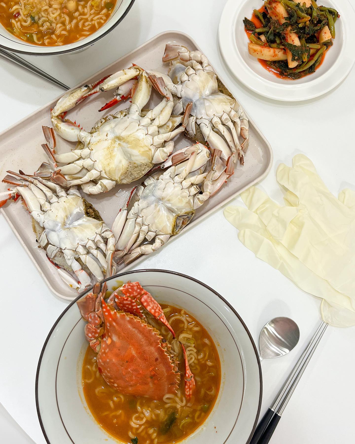 _
[꽃게찜&꽃게라면🦀]

그간 게으름으로 인해 업로드가 늦은 그램..
집밥은 여전히 잘 해먹는 중이지만 업로드가 아주 구찮음..

최근에 먹었던것부터 다시 차근차근 올려봅니당!
고모님이 보내주신 꽃게를 어떻게 하면 가장 맛있게
먹을 수 있을까 고민하다가 찜으로 결정🦀
남편이 꽃게 하나만 남겨달라기에 뭘하려 그러나 싶던 찰나
주섬주섬 신라면을 뜯는 소리에 이걸 생각 못한게 진 것 같은 느낌
꽃게라면 안먹으면 또 서운하고 찜보다 더 기대가..🤭

꽃게는 깨끗하게 손질 후 된장 푼 물에 강불로 20분, 뜸 5분 끝! 
뒤처리가 아주 또 귀찮음을 유발했지만 맛있었으니
다음엔 식당가서 더 맛있게 먹는걸로 👏🏻👏🏻

_
