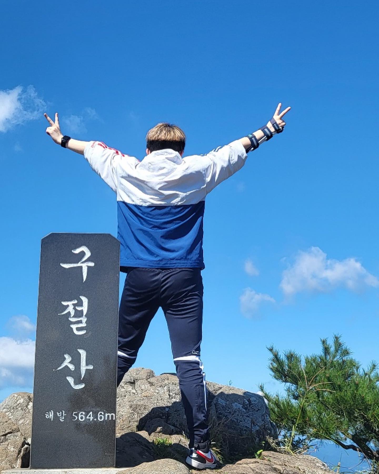 ⛰️🦀🫐🌕
연휴 첫날부터 아침부터 산 끌려가기
근데 산 잘못탔나 왜 아직도 허벅지가 땡기지🙄