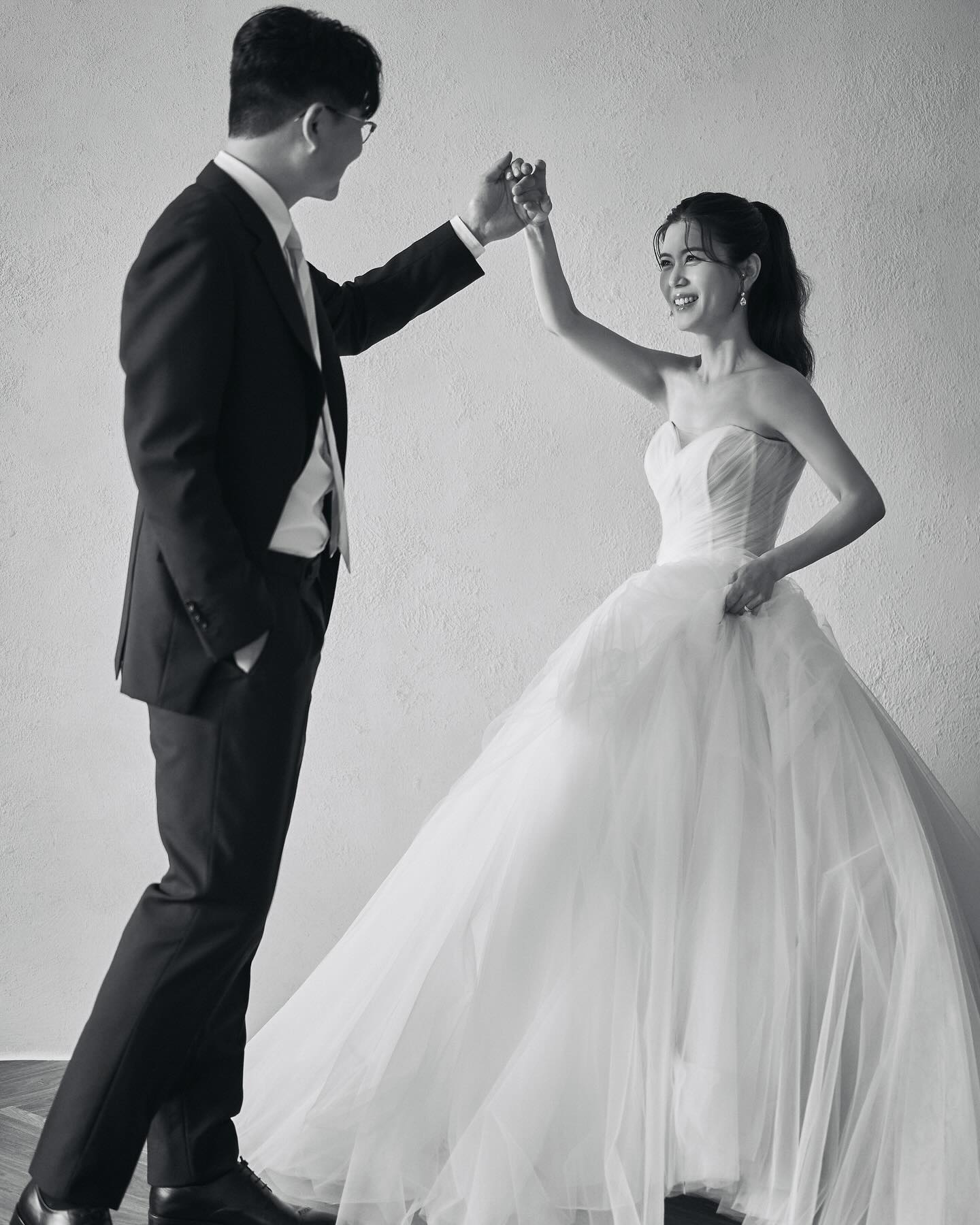 -
3년 그리고 7개월...
한결 같이 같은 자리에서 든든하게 있어 준 사람, 이 사람이면 되겠다 싶어 저도 결혼이라는 걸 합니다

많은 분들께 축하받고 축복 속에서 결혼하고 싶은 마음이면서도 한켠엔 저의 기쁜 소식이 되려 누군가에겐 마음의 짐이 될까 많이 조심스럽기도 했습니다

전화번호부에 번호가 저장되어 있어도 코로나로 인해 긴 시간 얼굴 보지 못했던 분들, 바쁘단 핑계로 오랜 시간 안부조차 묻지 못했던 분들... 그런 분들껜 차마 소식조차 전할 수 없었어요

이 글을 보시고 저의 소식을 아시게 된 분들께 
너무나 죄송한 마음 전하며 부담이 안 되시는 분들 연락 주시면 
저의 괜한 조심스러움 거두고 바로 청첩장 보낼게요 👰🏻‍♀️

저희의 소중한 날이 함께해 주시는 분들께도 즐거운 시간이 되고 
우리의 인생 한 페이지 함께 기록되는 날이 되길 바라요 🫶🏻

감사합니다