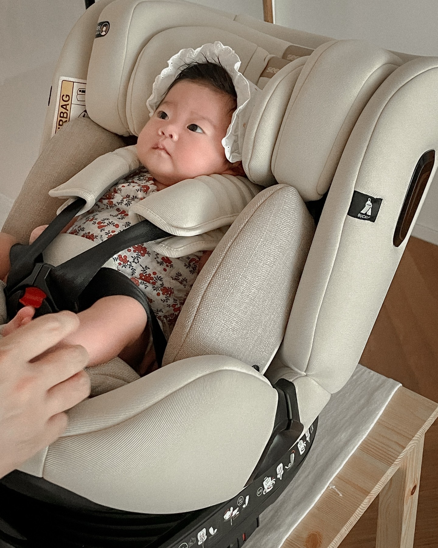 제품제공 seecbaby_kor

생후 60일이 막 넘은 여름이는 이제 바구니형 카시트를 졸업했는데,
때마침 운 좋게도 SEEC에서 제로맥스360 회전형 카시트를 보내주셨다.🥹
출산 전부터 눈여겨보고 있던 제품이라 더 반가웠다. 받자마자 신나서 테스트 겸 여름이를 앉혀봤는데 너무 편안하게 앉아있어서 감동..🥹

시크 제로맥스360 모델은 장착 방식이나 등받이 각도와 상관없이 360도 회전이 가능하고 아이소픽스 라이트 덕분에 어두운 곳에서도 손쉽게 카시트를 이용할 수 있다고 한다. 
또 섬세한 인디케이터 센서로 카시트가 올바르게 장착되어 있는지 한눈에 확인할 수 있어 아기와 함께 안전한 드라이브를 즐길 수 있다😃

여러 강점들과 더불어 디자인도 너무 예쁘고, 밝은 베이지 컬러라 코형의 차 내부와도 잘 어울릴 것 같다. 얼른 차에 장착해 보고 싶네..🥺

아기의 성장에 맞춰서 사이즈를 조절할 수 있어서 신생아부터 12세까지 쭉 함께 할 수 있다고 하니까 오래오래 함께 해야지.😉

#시크 #SEEC #카시트 #시크카시트 #시크제로맥스360 #제로맥스360
#회전형카시트 #주니어카시트 #신생아카시트 #출산용품 #육아필수템 #임신축하선물
