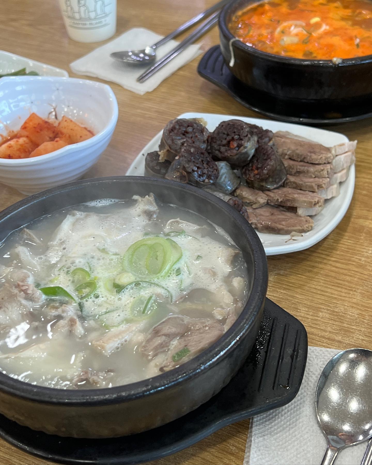 🍚
.
뜨끈뜨끈 순대국 양도 많고 국물도 진하고 수육 맛있음 아침부터 웨이팅 맛집 인정
.
🎈인천 동춘사골순대국
🪄인천 연수구 동곡재로49번길 8 2층 동춘사골순대국