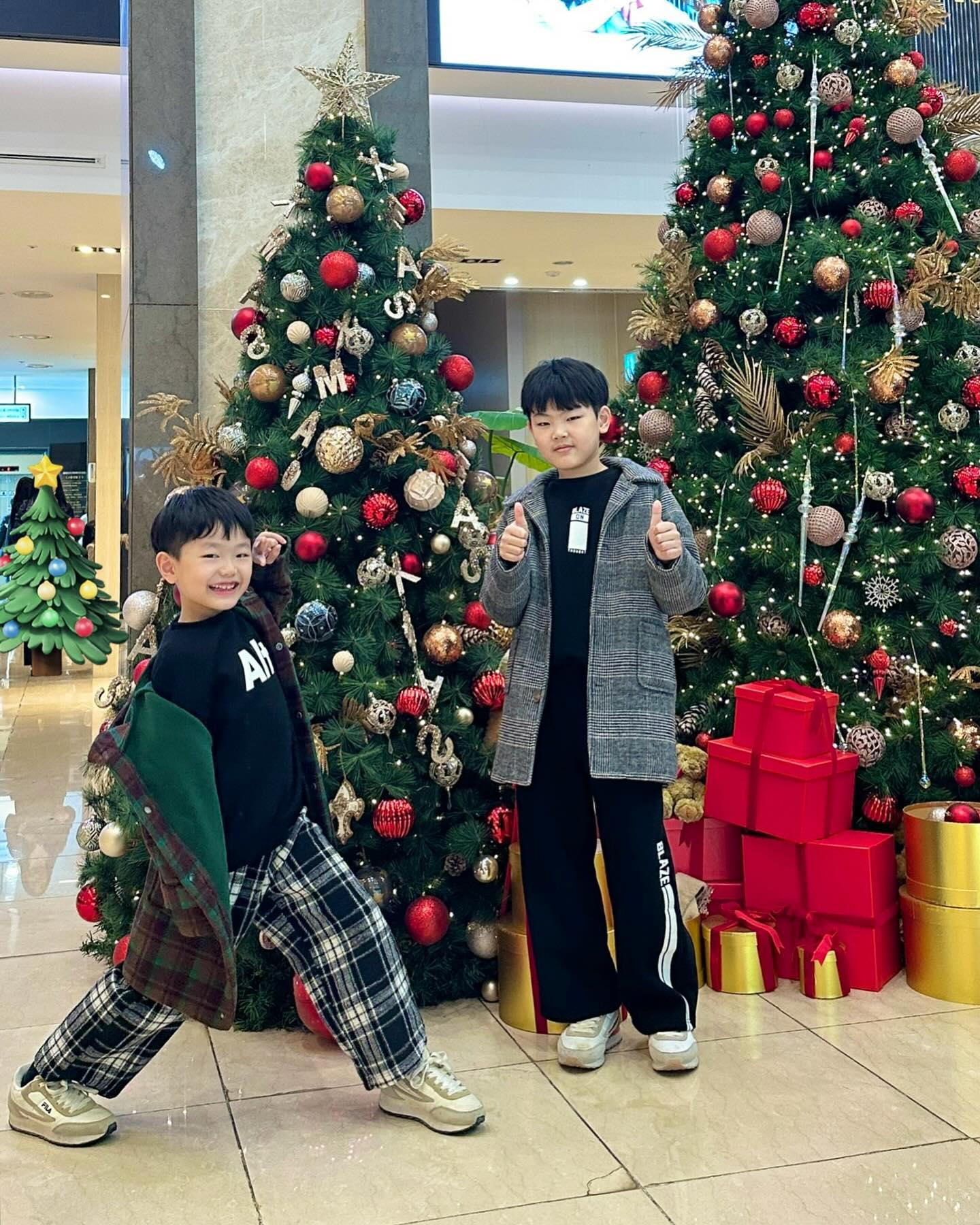 토요일 오전부터 후다닥
트리랑 사진찍으니 귀욤넹🎄

#도율빈형제