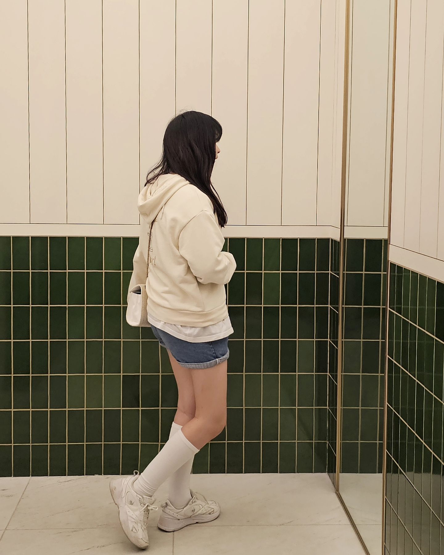 #여름방학

딸램과의 여름방학은 팝업투어로 시작

한 여름에 왜 긴팔을 입고 나오는지 
이해할 수 없는 저 아이의 세계
니가 좋다면 그걸로 된거지~

오늘도 재미있게 놀다가 가자

#7월팝업스토어 투어 #방학 언제끝나