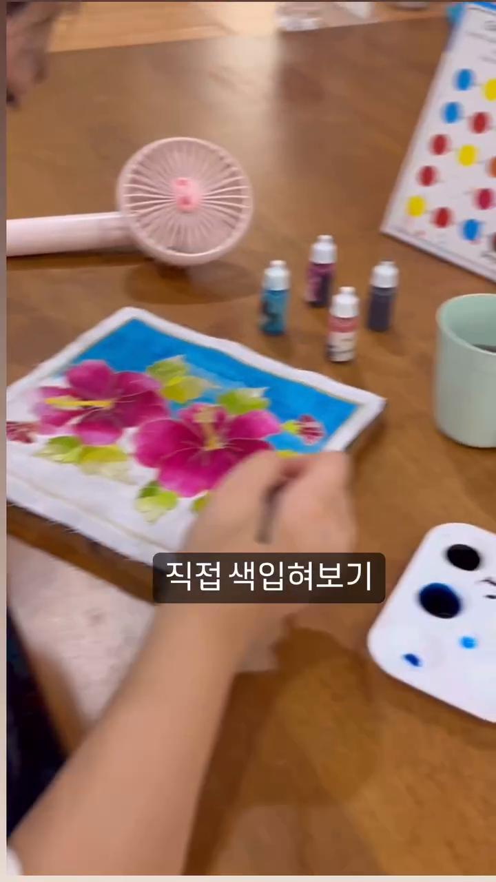 .
동남아지역의 전통염색기법
바틱을 배우러 갔다.

신기하게 원단위에서 번지지않고
깨끗한색표현이 가능했다.

재미있게 체험☺️

바틱(인도네시아어: Batik)은 
보존 염색 기법 중 하나로 
왁스에 저항성을 가진 염료의 성질을 이용, 
전체 혹은 일부 천을 염색하는 기법을 뜻한다.

유네스코 무형문화재에 등재된 바틱은
인도네시아의 제품을 으뜸으로 꼽는다고 했다.

#말레이시아
#말레이시아쿠알라룸푸르 
#바틱체험