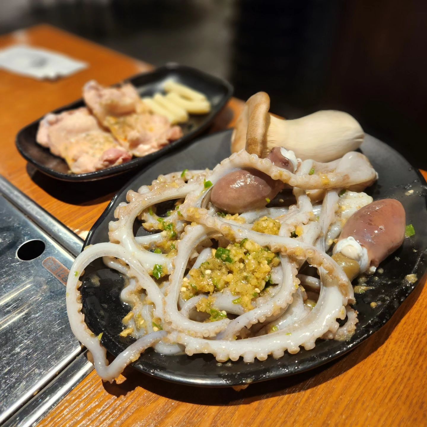 #참숯삼인조침산점 #대구침산동맛집 #침산동맛집 #대구침산동술집 #침산동술집 #대구고성동술집 #고성동술집 #대구산낙지 #대구닭구이 

참숯삼인조 침산점 

마늘양념을 베이스로 한 숯불산낙지구이와 숯불달갈비 먹었는데 맛있더라! 별미드라! 머 이런맛이 다 있노 싶드라! 

📍대구 북구 옥산로 88 1층
☎0507-1489-0154
⏰매일 16:00~01:00
🚗매장 앞 주차가능