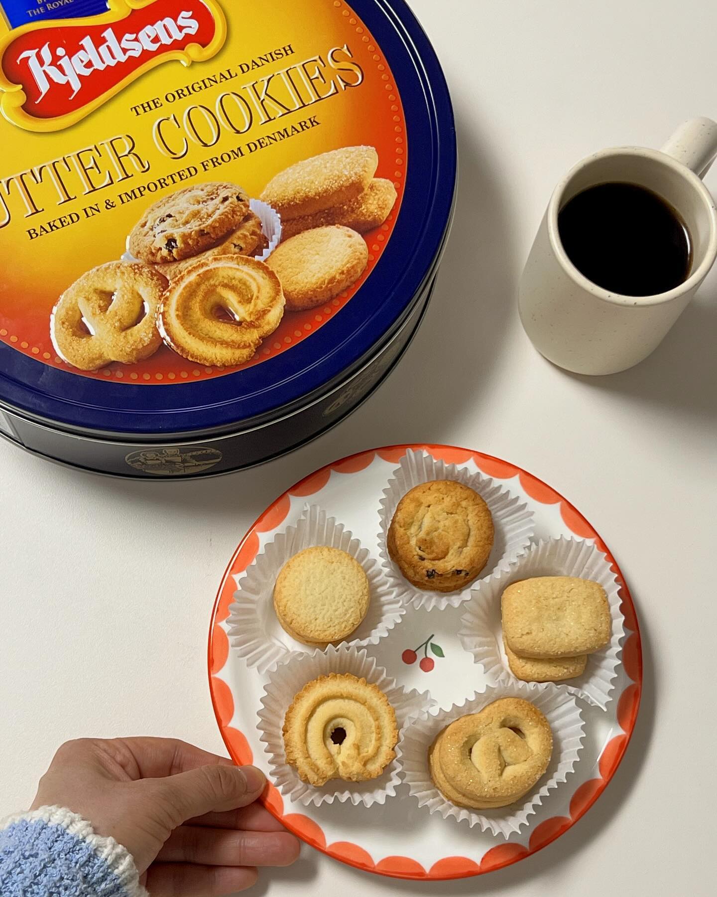 #광고
🍪뚜껑 열자마자 과자 안좋아하는 사람도 뒤돌게 만드는 버터 냄새 가득한 켈슨 데니쉬 버터쿠키! 소중한 사람들과 함께 먹기 좋은 왕쿠키예오!🐷 가족모임 많은 5월이라 조카들이랑 부모님이랑 같이 먹었는데 인기 만점이였다눈거~ 역시 맛있는건 남녀노소 안가리고 맛있는 듯,,😏덴마크 왕실 인증 프리미엄 브랜드로 진한 버터 풍미 가득! 달콤하고 바삭한 식감도 좋고 모양도 다양해서 골라먹는 재미까지 있어요! 고급스러운 틴케이스 하나 가득 2층으로 채워져있으니까 더 행복하쟈나~💕 커피나 우유랑 같이 먹으면 찰떡궁합! 쿠팡, 카카오선물하기에서 만나보세요!

🎀켈슨 데니쉬 버터쿠키 
쿠팡, 카카오선물하기에서 구매 가눙!

#농심 #켈슨데니쉬버터쿠키 #프리미엄버터쿠키 #프리미엄 #버터쿠키 #디저트 #가정의달 #가정의달선물 #버터풍미 #디저트추천 #kjeldsens
