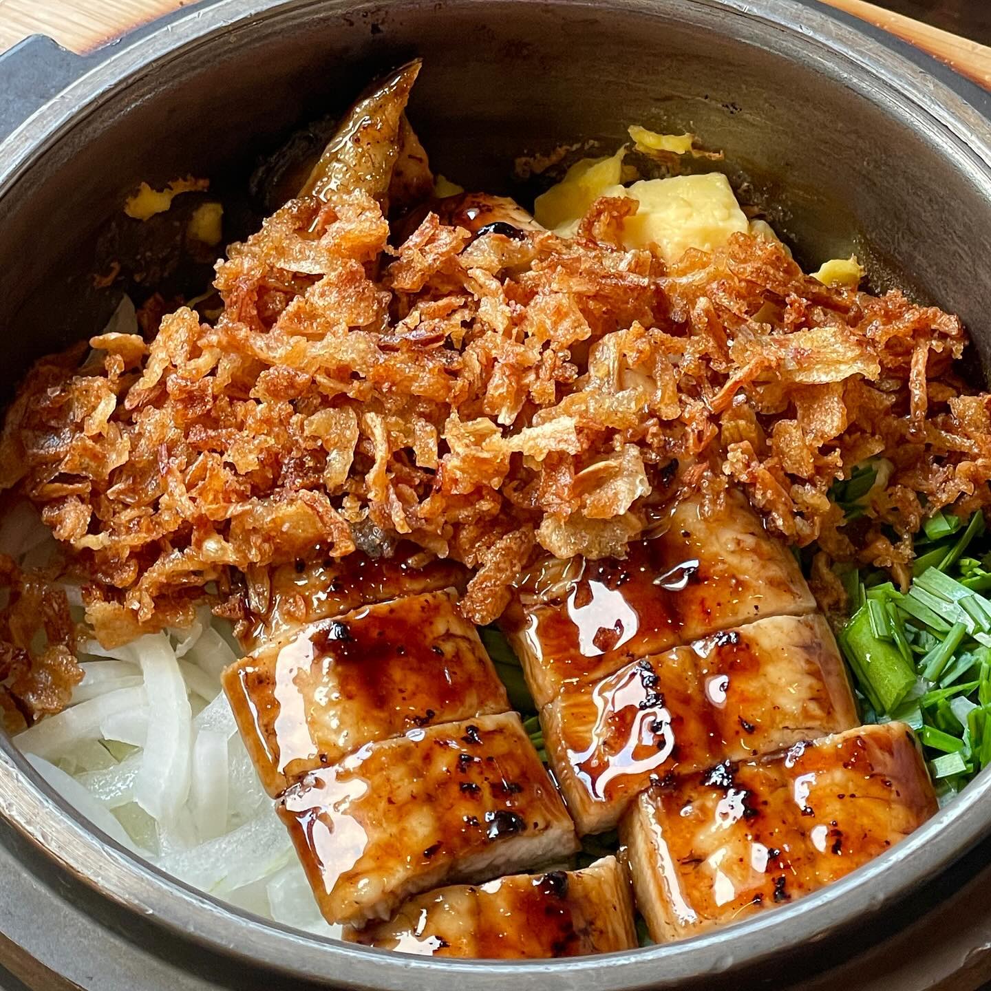 [소양강농원황금장어]

더운 여름철 몸보신 할 수 있는 
장어솥밥과 소고기가지솥밥 맛집 발견💡

정갈하게 담겨있는 여러가지 반찬과 미역국
그리고 실제 타 식당에 비해 솥밥의 크기가 어마어마해
건강하고 배부른 한끼는 여기 소양강농원황금장어가 최고‼️

일반 저렴이 바다장어가 아닌 
최상급 자포니카 민물장어로 만들어진 장어솥밥에
살오른 통통한 장어가 한가득 들어있어
몸보신이 절로 되는 솥밥정식

두번째 솥밥인 소고기가지솥밥에는
질 좋고 두툼한 소갈비살이 150g이나 들어가는데
여느 소고기식당에서 1인분에 해당하는 양만큼
아낌없이 듬뿍듬뿍 올라가있어 한끼의 행복을 누릴 수 있음🥹

밥을 다 먹고 난 뒤 후식으로 솥에 미리 부어뒀던 
다시마녹차물에 불어난 누룽지와 함께 먹으면 한끼 마무리✨

단.돈 15000원에 푸짐한 한상을 선물받은 느낌이라
부모님이나 중요한 자리에 지인들 모시고 저렴한 가격에
고급진 한끼를 대접 할 수 있는 맛집💕

(이 글은 리뷰노트를 통해 업체에서 제품 또는 서비스를 제공받아 솔직하게 작성한 글 입니다)