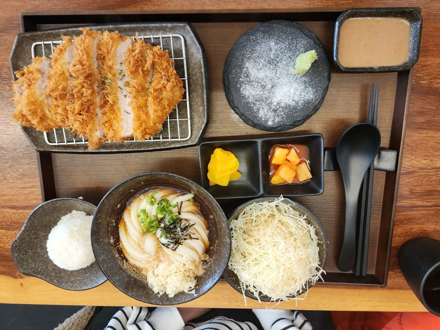 #협찬 #돈가스맛집 #동심 

연휴마지막날😍
점심 먹으러 별이가 좋아하는 전철타고 신중동역 돈가스맛집인 "동심"갔어요:)
아담하고 아늑한 가게!
사장님이 친절하게 반겨주셨어요~메뉴들이 많아서 선택장애가 왔는데 별이도 같이 먹으려고 따뜻한 온우동인 토리텐우동과 돈카츠세트는 우동을 냉우동인 붓카케 우동으로 바꿨어요~
가격대비 양이 엄청 푸짐했어요~플레이팅도 예쁘게 되어 있어서 받자마자 먹음직스러웠구요!
돈카츠세트에는 소스가 직접 만드신 돈까스소스와 고추냉이와 소금이 있었어요.
돈카츠는 튀김이 겉에는 바삭하고 안에는 촉촉해서 말그대로 겉.바.속.촉 아기 별이도 잘먹었어요.

붓카케우동은 국물이 냉모밀 국물 같아서 시원하고 달콤하드라구요! 
여름에 다시 먹으러 오려구요~!!집에와서도 생각이 나요:)
토리텐우동은 닭튀김과 같이 나왔는데 닭고기가 어찌나 부드럽던지~국물은 많이 짜지않고 면발이 쫄깃쫄깃하고 탱글탱글해서 국물과 잘 어울렸어요:)
가게는 아담한데 직원분들은 친절하시고 오픈주방이라 깔끔했어요~

이름 만큼 직원분들도 친절하시고 따로 요청 안했는데 아기식기랑 어린이우동까지 챙겨주셔서 감동이였어요:)

Thankyou dongshim_udon

✔️동심은 1인 1메뉴 시키면 면 리필 해주세요.
✔️오후3시~오후5시까지는 브레이크 타임이예요.
✔️청소년증 학생증 보여주면 전메뉴 10%할인

#신중동역맛집 #부천맛집 #자가제면소맛집 #우동맛집🍜 #리뷰노트체험단