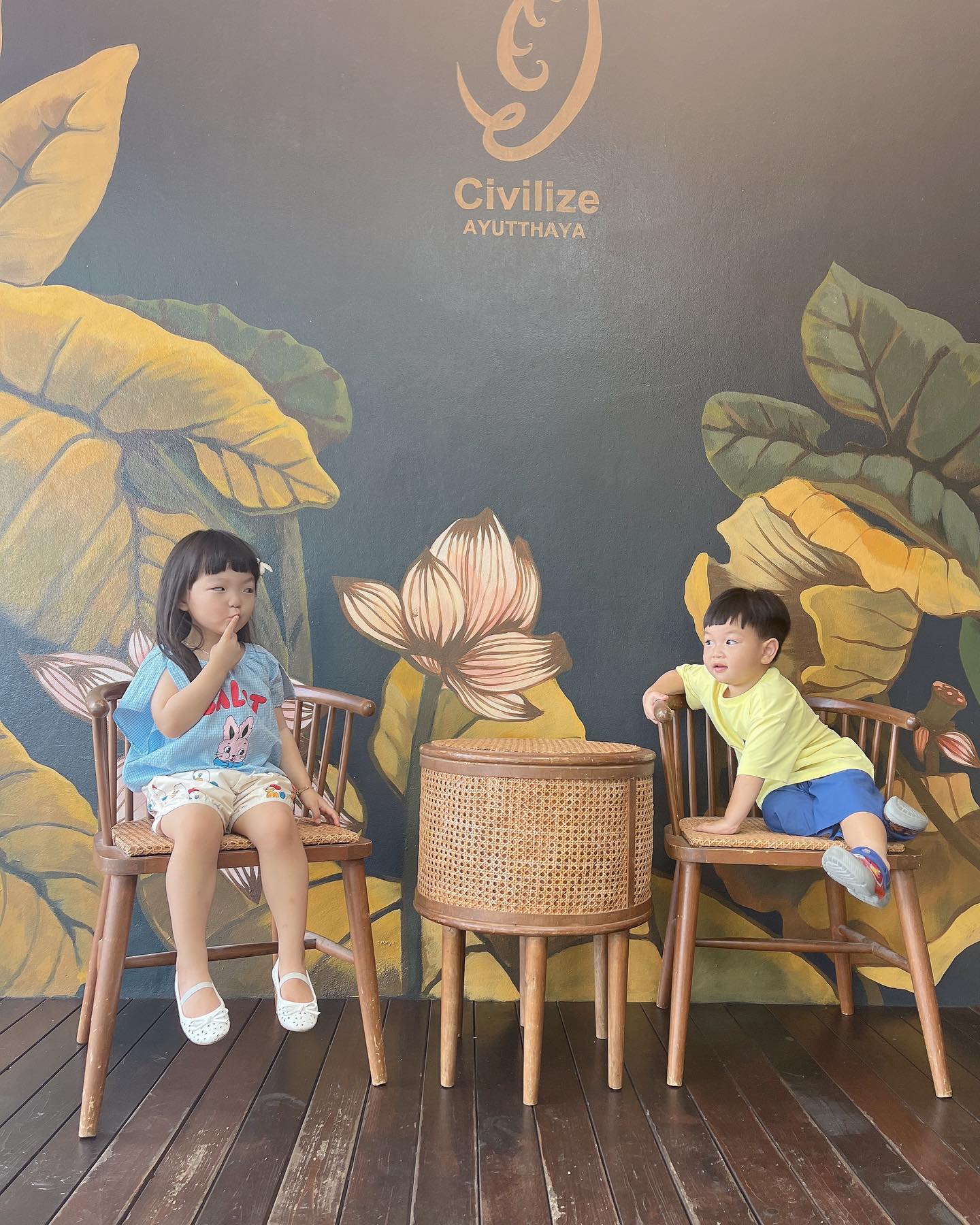Civilize Ayutthaya🍽️

타이퓨전 레스토랑에 다녀왔어용~ 
강을 끼고있는 분위기 좋고 이쁜 곳에 
예준이네와 다녀왔어용.
야외석도 있고 
저녁에는 라이브 공연도 합니다.
라엘이는 플루메리아를 꽂고 한껏 폼 잡기.

#늦둥이맘 #40대맘 #큰딸은대딩 #대딩맘 #4살딸 #딸둘맘 #자매맘 #육아소통환영 #골프훈련 #태국골프 #아유타야 #아유타야에서살기 #태국맘 #해외육아 #태국살이 #CivilizeAyutthaya #civilize