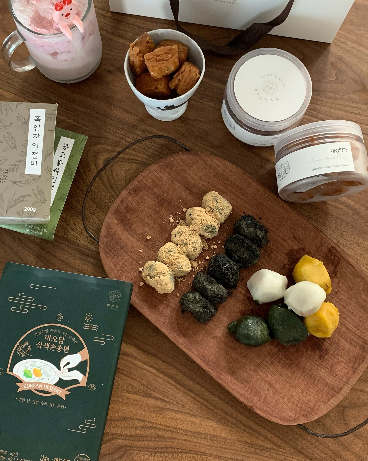 할미 입맛 모여모여~~!
쫄깃한 강화도 교동 찹쌀 인절미 반죽으로 만든
바오담 흑임자인절미 / 콩고물쑥인절미 🍡✨

떡집에서 오늘 만든 떡처럼 진짜
쫄깃~! 함이 대박인 인절미 떡이에요 
어른 아이 다 좋아할 맛과 식감 !!

꼬수운 흑임자, 콩고물 가루가 아낌없이 
듬뿍 버무려 있어 고소함이 남달라요
저는 특히 콩고물쑥인절미가 맛있더라구요...
떡을 엄청 좋아하는 편이 아닌데도 
요건 혼자 한팩 다 먹을 수 있어요 

한입에 쏘옥 들어가는 사이즈라 
먹기도 좋다며 ㅎㅎ

1시간~2시간 이상 상온에 두어
자연해동으로 드시면 되는데
급하다! 하시면 보온상태로 밥솥에
20분 정도 넣어두시면 됩니다 

떡 냉장고 보관은 절대  no !!!🙅🏻‍♀️❌

만약 시간이 지나 떡이 굳었다면 프라이팬에
기름을 조금 둘러 약불로 굽거나 
에어프라이어에 구워 꿀 or 시럽 뿌리면 
또 다른 맛으로 즐길 수 있어요 

저는 팥빙수에 고명으로 추가해 먹어요
돈 잘 버는 어른이 된거 같달까 ㅎㅎ
추석선물로 추천합니다

배송일 지정가능 / 일요일 마감 📦