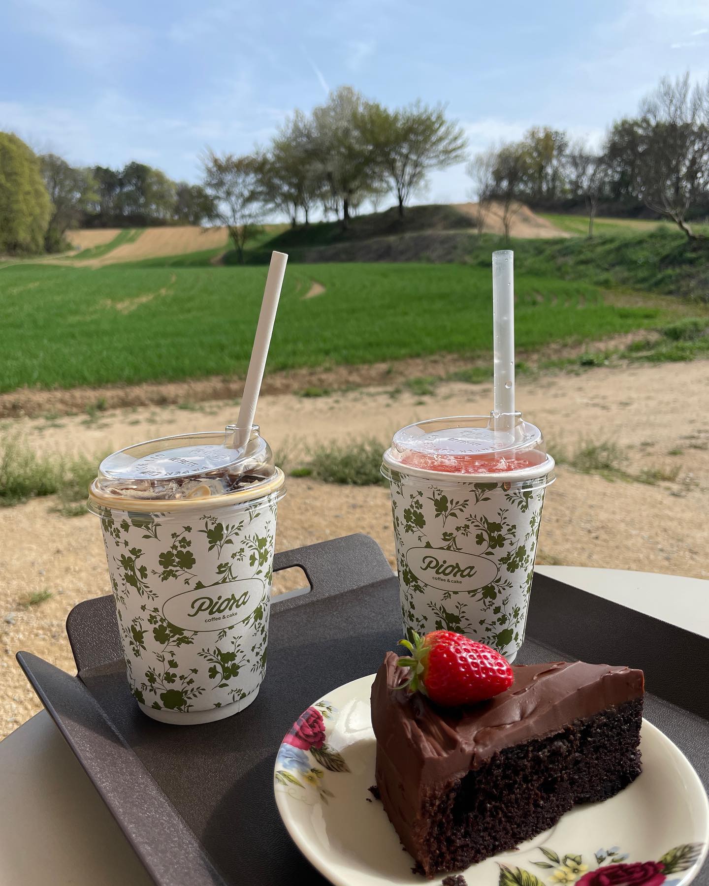 평화로운 금요일☀️
남편이랑 휴가내고 당일치기 서산당진 여행!
날씨 흐리대서 걱정했는데 해가 쨍쨍
.
📍카페피어라
🌱청보리밭, 벚꽃뷰로 유명한 인스타 핫플
📸포토존이 따로 마련되어 있어서 좋음!
🍰초코케잌+피어라에이드 미친조합🤤
.
#서산여행 #당진여행 #당진카페 #카페피어라 #봄여행지추천 #4월여행 #rg커플추천카페