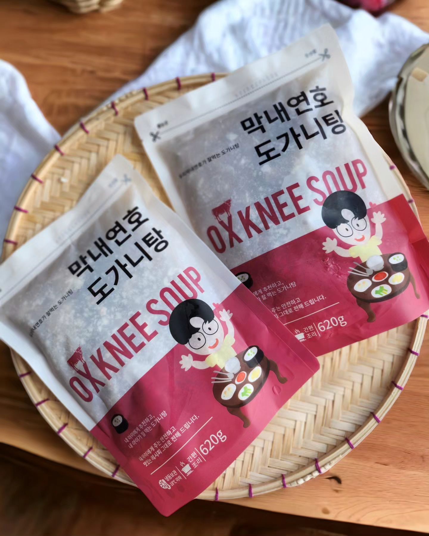 youngest_yh 이벤트로 #도가니탕 받았어요.^^
감사합니다. 너무 맛있어서 더 주문합니다.
진짜 믿고 주문하셔도 될 것 같어요. 강추.

저 도가니 좀 예민해서 ^^;; 
냉동이나 택배는 2번 실패 후 
(질기고 씹는맛 없음) 절대 안 사먹었는데
드디어 찾았네요. 스지 좋아하심 더 추천!
리뷰가 칭찬일색인 이유가 먹어보니 분명합니다.

1팩 620g인데 1팩당 무릎 도가니살과 스지가
170g이나 들어있어요! 뼈 없어서 더 좋음~♡

밥, 국으로 먹으면 2인분, 술안주로 먹으니
2봉 조리하면 2-3인분 가능한 양이었어요. 
완전 푸짐! 
 
아들은 국물이랑 도가니에 후추 대파 넣고
국밥으로 먹고,
신랑이랑 저는 대파랑 청양고추 듬뿍 넣고
술 한잔씩 기울였죠.^^

기본적으로 뼈로만 만든 육수라 맑고,
기본 간도 조금 되어 있어 소금은 드시면서
넣으세요. 그냥 먹어도 전 좋더라고요.

쟁여템으로 딱이라 집에서 캠핑장에서
먹으려면 10팩쯤 주문해야겠어요.
고춧가루 풀고 깍두기 국물넣어 먹거나
막내연호 사골곰국 넣어 국수 말아 먹어도 짱일듯요.

#도가니탕 #도가니탕맛집 #냉동도가니탕
#도가니 #스지탕 #막내연호도가니탕