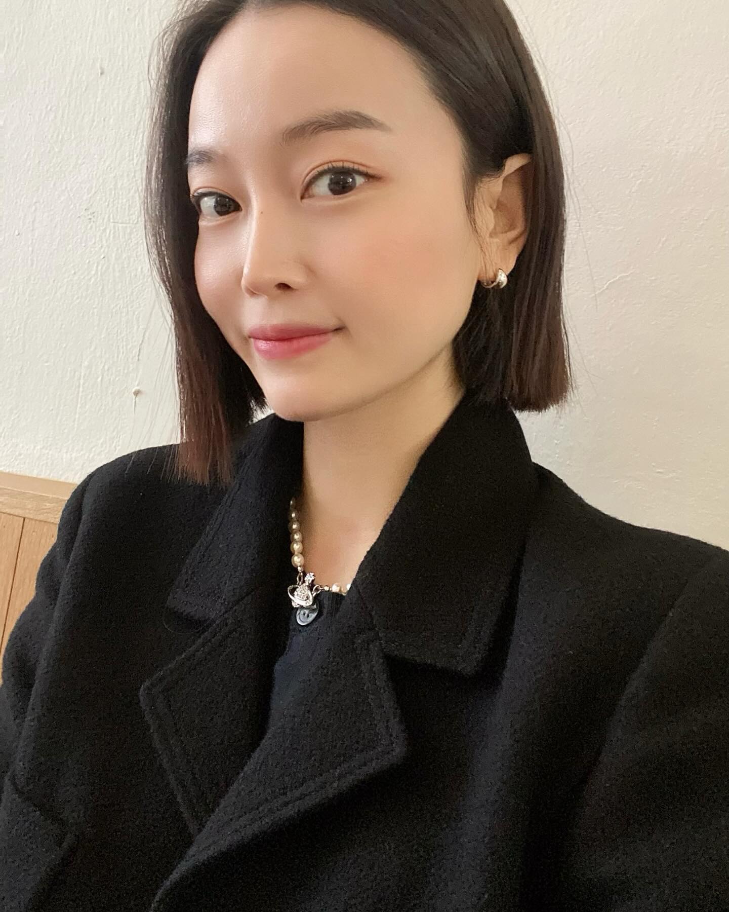 봄 봄 봄💛
화창한 날씨에 좀 걷고 싶어서
차를 두고 나갔는데 좋은 선택이었다😎

친구에게 선물할 케이크를 사러갔는데
옆에서 내가 좋아하는 프리지아 꽃을 팔고 있었고
정신 차리니 홀리듯 구매하고 있는 나 자신😅
친구에게 함께 선물하기로 했다 -
내껀 남편보고 사달라고 카톡 보냄 ㅋㅋㅋ

오랜만에 예쁜 브런치를 파는 곳을 갔는데🍽️
생각해보니 이런 곳은 남편과 연애 때 가고..
안 간것 같기도 하고 .. 이제 종종 가야지💓

날씨가 좋아서 그런지 이래저래 다 행복했던 오늘
이제 정말 봄이 왔나보다🌱
아참, 내 친구 나리 생일 축하해🫶