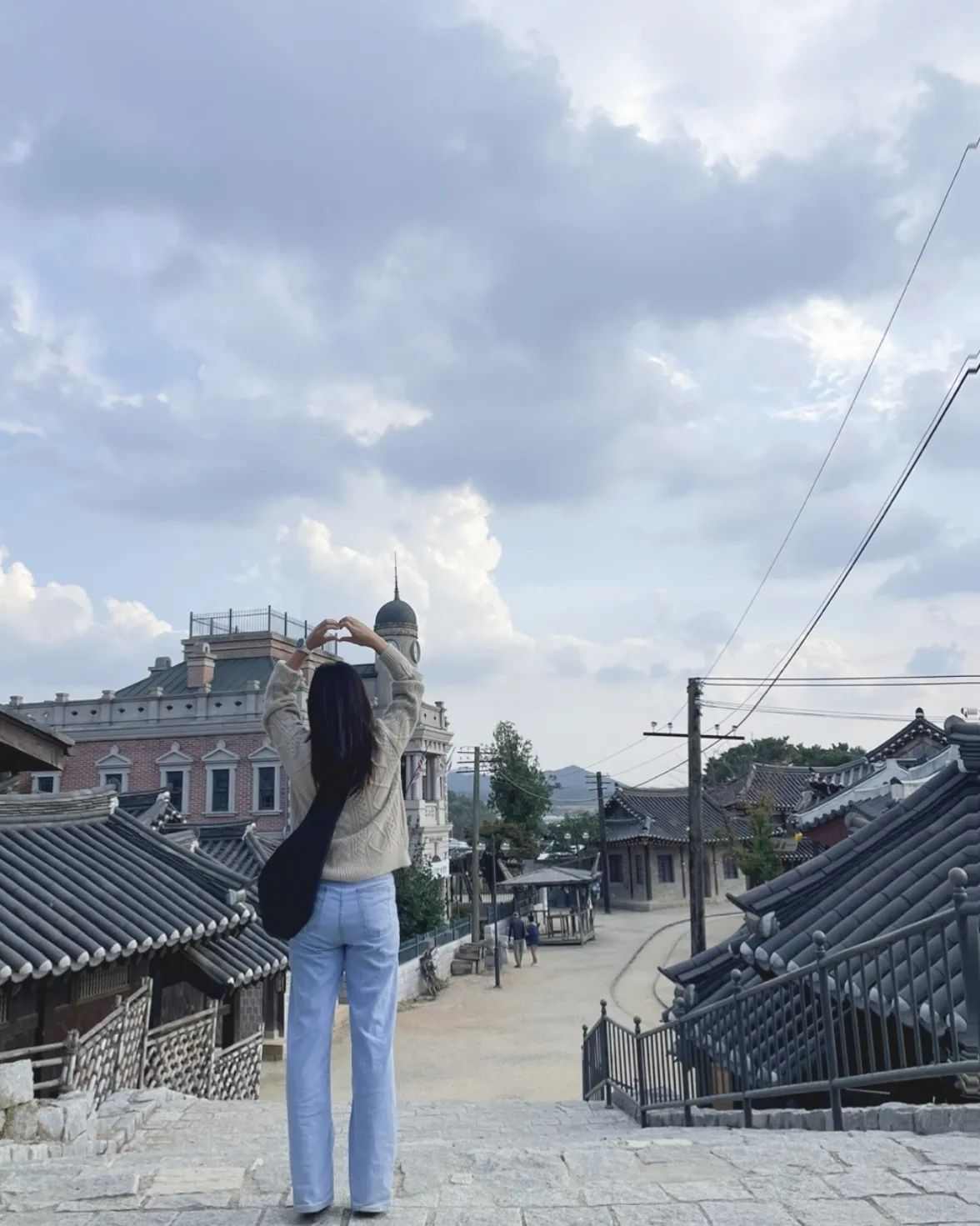 10.13-10.14

아빵이가 충청도 출장을 가서 
급으로 놀러오라길래 
어떨결에 간 논산여행🚙

옥천은 별거 없었지만 
논산은 그래도 볼게 많아서 좋았음
P같은 여행에 기빨렸지만 
애들도 재미있어해서 다행🩶
11주년결혼기념일 12년차 
급여행 애들을 위해 잘 보냈다

#딸기테마파크
#탑정호출렁다리🌉 
#선샤인랜드 
#논산