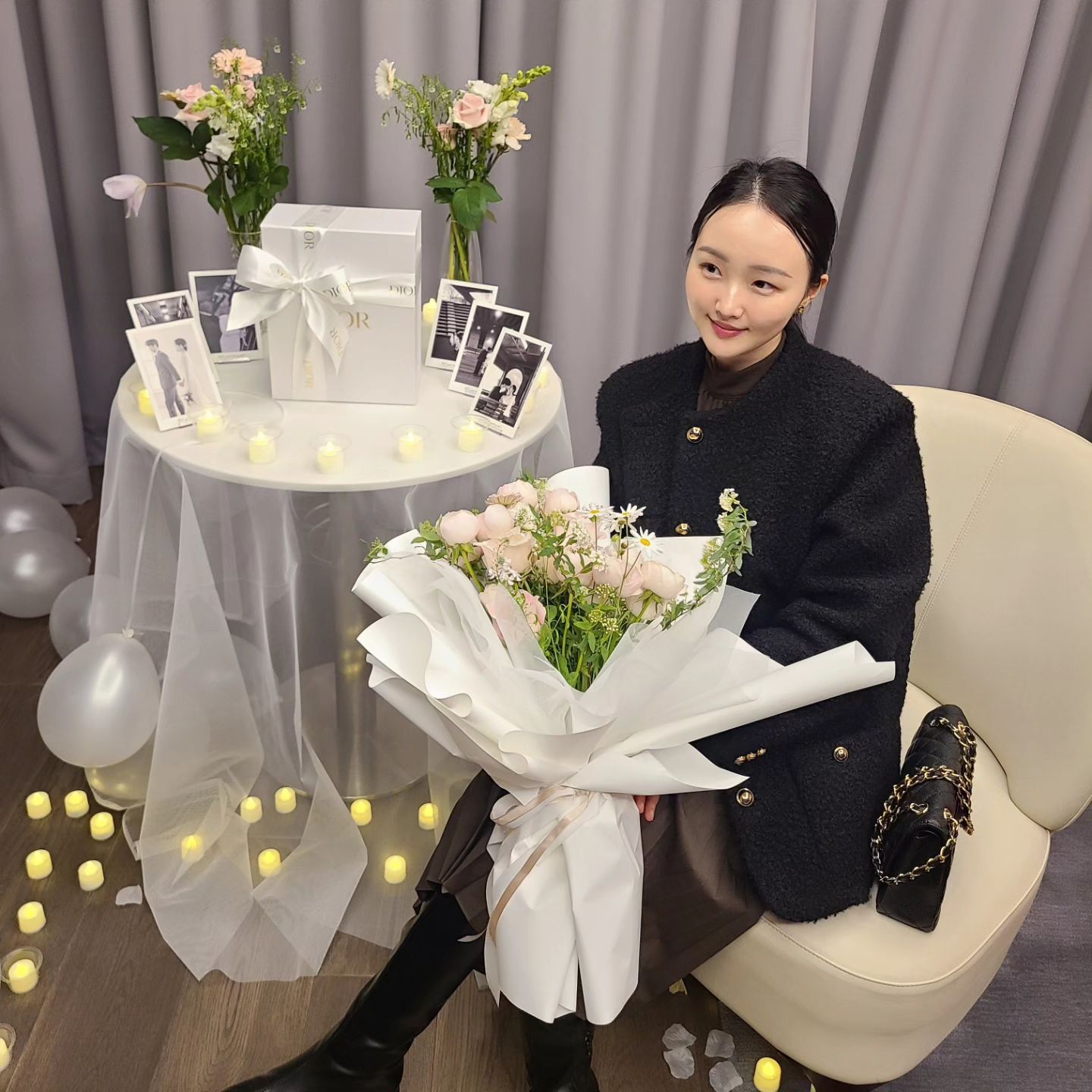 우리의 6주년 호텔 스위트룸에서 깜짝 프로포즈💞
.
.
넘 바빴던 일주일🫠휴일인 기념일까지 일하다가 저녁에 호텔 레스토랑가서 밥이나 묵자고 하길래 일하다 말고 호다닥 달려갔는데🥲 발렛도 레스토랑으로 맡겼고 꼭대기층에 있나보다...하고 쫓아가다가 엥?_?
밤새 영상편집하고 백화점 드나들며 선물 고르고 종일 호텔방에서 꾸미고 준비했을게 눈에 선해 넘 고맙고 미안해😭 
프로포즈 한다고 룸도 최고 전망좋은 곳으로 받았다고 자랑하며 식사랑 라운지 갈라고 나가는데 2018?
2018년부터 만났는데 6년뒤 2018호에서 프로포즈를 받다니...!
그것도 무려 호텔측에서 업글해준 룸이 우연히 2018 확률은?!
우린 운명이야💓 
그래서 나의 대답은 yesssssss!!!