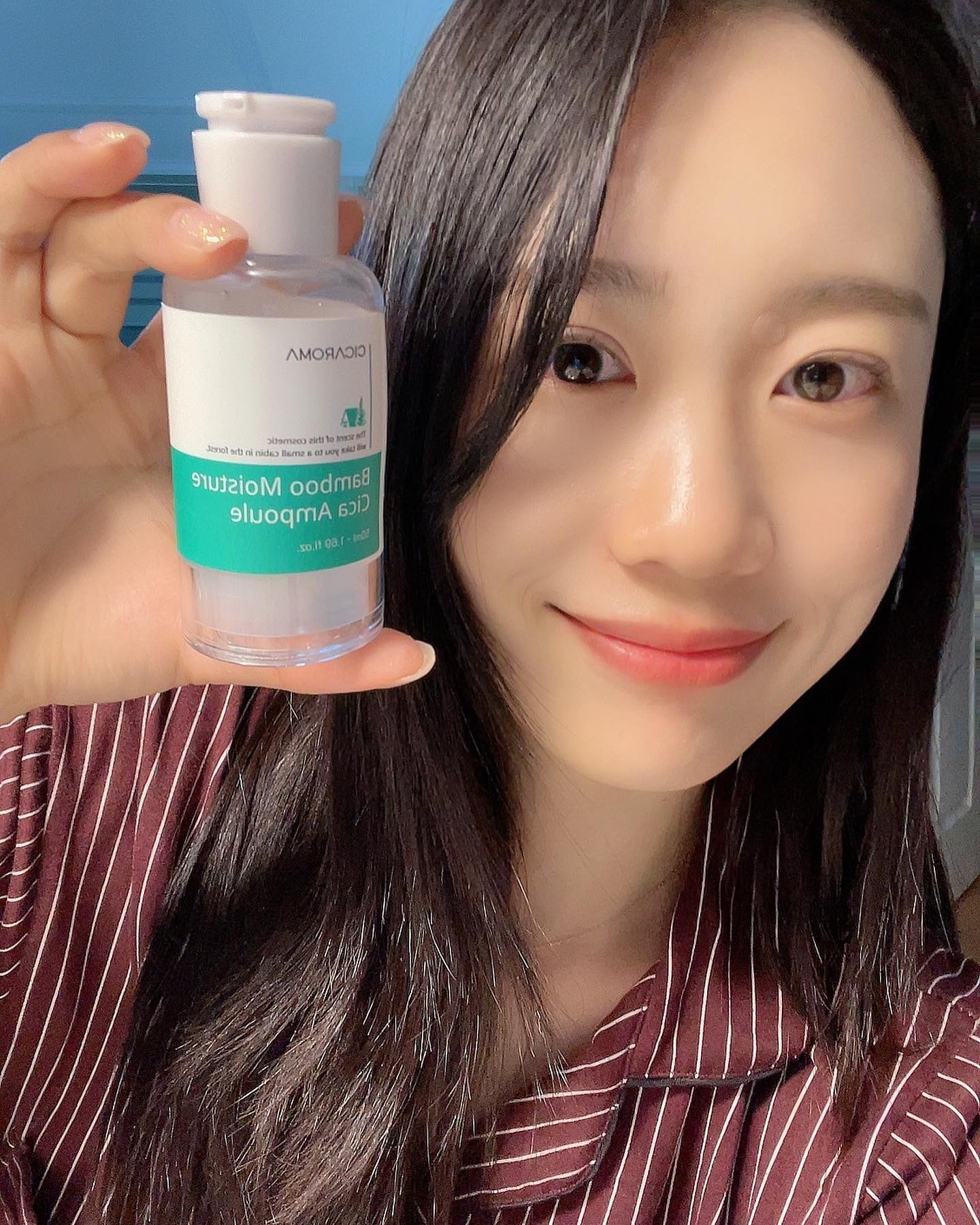 🍀시카로마 대나무 수분 시카 앰플 50ml

추워지는 날씨 때문에 피부가 다들 건조하지 않으세요?!?!
끈적임 없이 산뜻한 마무리감과 빠른 흡수, 속에서 부터 은은하게 올라오는 물광까지~!이모든걸 만족시켜줄 아이템 발견!!

올겨울 시카로마 대나무 수분 시카앰플 하나면 올 겨울 문제없음!!ㅎㅎ
피부 속 수분을 꽉 잡을 수 있도록 지리산 남원의 대나무 수액과
병풀추출물이 피부 진정과 장벽케어에 도움을 준다고 해요!!

연인 혹은 가족 크리스마스 선물템으로도 너무 좋을거 같으니 다들 어서 쟁여둡시다❣️😆❣️
.
.
#시카로마 #시카로마대나무수분시카앰플 #대나무수액앰플 #물광앰플
#수분앰플추천 #수분앰플 #앰플추천 #남친선물 #여친선물 #크리스마스선물