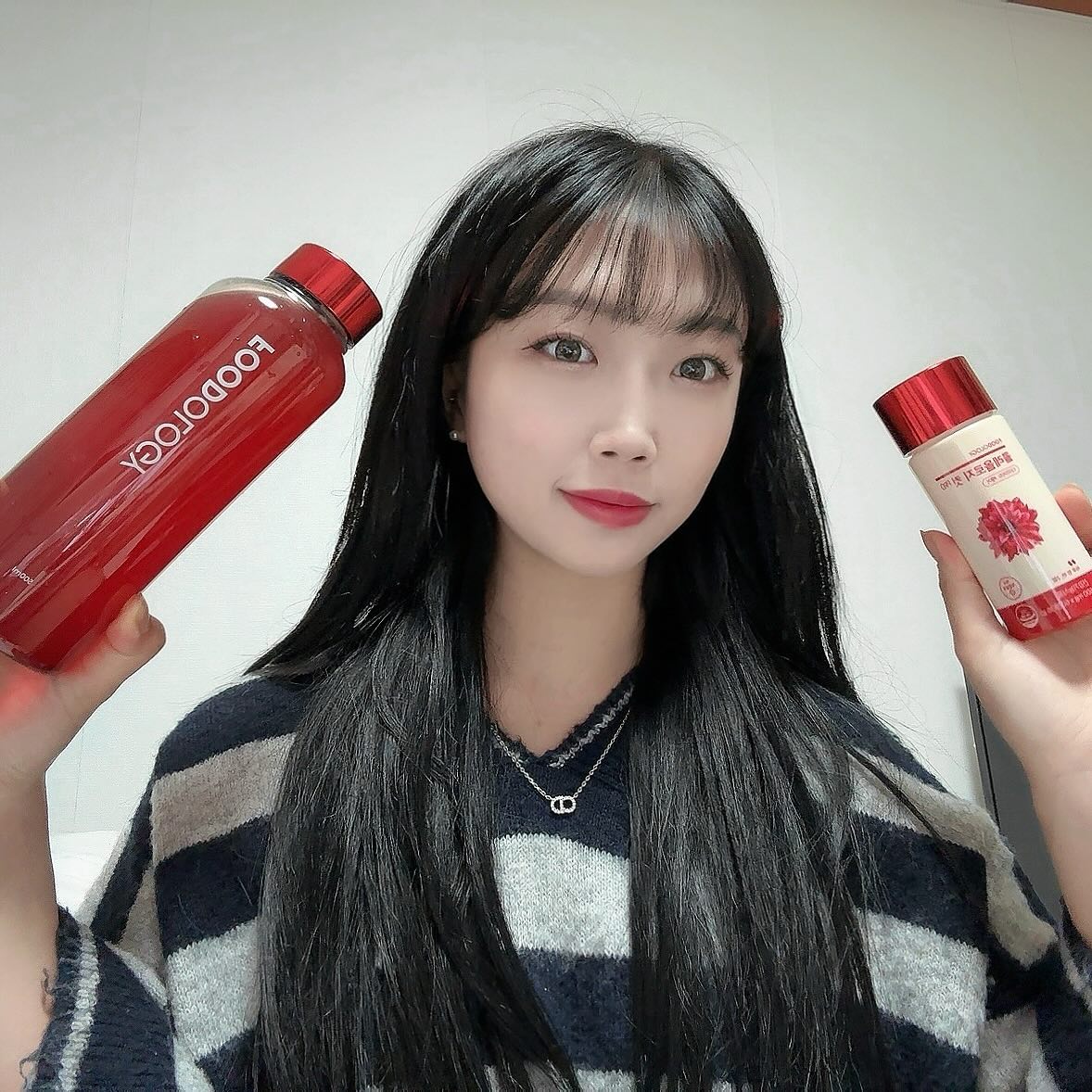 #협찬
다이어트를 시작하는 저에게 보내주신 푸드올로지의 선물♥
너무나도 유명한 빨간통, 빨간물이죠?
작년인가 제작년에도 보내주시고 그전엔 내돈내산으로도 먹어본 보조제라는점!

식단하고 운동하고 다이어트 너무 힘들자나여,,
마음이라도 편하게 보조제랑 함께 하려구요♡

내돈내산으로도 먹어보고 최근에 광고글 안올리다가 오랜만에 올리는 만큼
같이 “빨간”여름😎 기다리며 다이어트 해볼까오,,?♥ 
 
 
 

#푸드올로지 #foodology #콜레올로지 #콜레 올로지컷 #빨간통 #빨간통다이어트 #콜레올로지티 #빨간물 #빨간물다이어트 #다이어트후기 #솔직후기 # 올리브영추천템 #올리브영다이어트