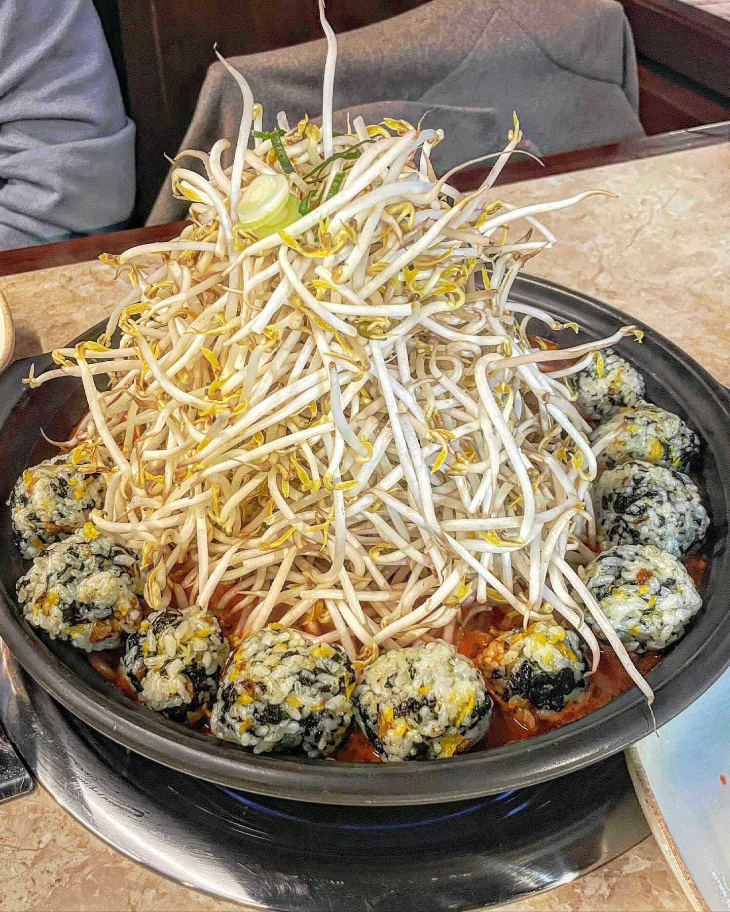 푸짐한 숙주탑 닭볶음탕 맛집 #쪼리닭

생생정보통 등 방송출연 많이한 이미 보장된 맛집⭐️ 무생채가 들어간 쪼리닭부터, 숙주가 가득들어한 국물쪼리닭, 곱닭 3가지 메인요리가 잇는데 저는 숙주러버라 국물 쪼리닭으로 픽👍🏻

엄청난 양의 숙주가 익으면서 국물이 시원해지고 적당히 매콤한게 중독성갑 양념에 젓가락질을 멈출수가 없음

쫘완득한 밀떡과 큼직한 순살 닭고기가 엄청나게 들어잇고, 숙주와 닭에서 우러나오는 육수가 맛이 없을수가 없음ㄷㄷ 국물이 넘나 맛있어서 이것만 먹기 아쉬우니까 라면사리까지 넣어서 마무으리!!

사이드로 감자채전과 주먹밥도 추천💗채썬 감자를 바삭하게 구워서 식감부터 맛까지 다잡아버림 같이 나온 매콤마요소스에 찍어먹어주면 완전 필승템임❗️ 김가루 주먹밥이야 말해뭐해 짭쪼름고소한 주먹밥을 국물쪼리닭 양념에 콕콕 찍어먹어주면 맛도라버림😝 

신선한 닭볶음탕이 먹고싶다면 바로 ‘쪼리닭’ 추천💯 점심한끼로도 좋고 저녁엔 술과 함께 하기에도 조하

📍서울 종로구 대학로11길 16 1층

#종로구맛집 #혜화맛집 #혜화역맛집 #대학로맛집 #대학로맛집추천 #명륜동맛집 #혜화가볼만한곳 #혜화데이트 #대학로데이트 #닭볶음탕맛집 #먹방 #먹스타그램 #맛스타그램 #foodporn #먹팔 #먹팔맞팔 #좋아요 #좋아요반사 #좋반