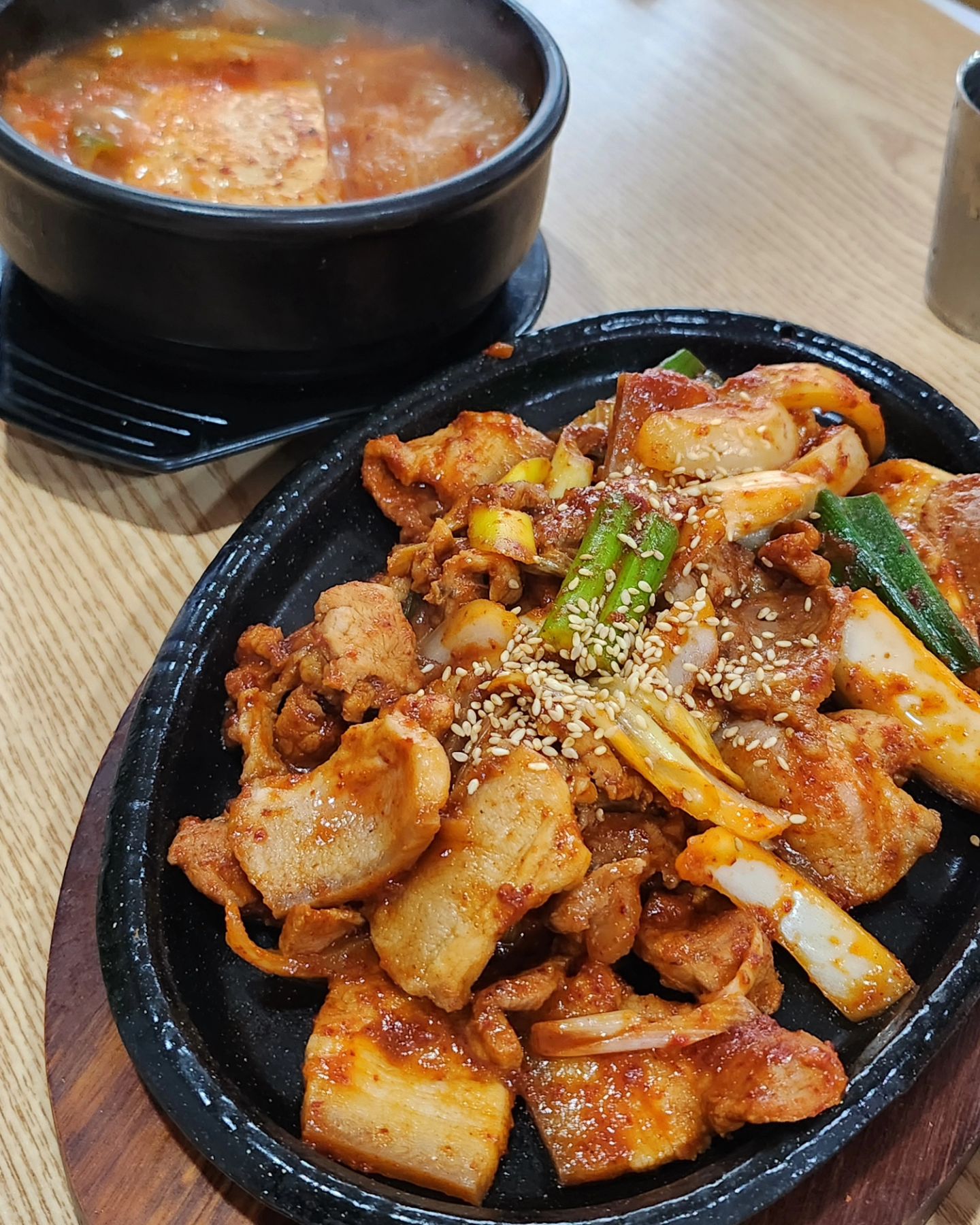 .

광주 대인동 웰빙식당

제육볶음을 주문하면 김치찌개가 서비스로 나와서 너무 좋은곳

가게가 깔끔하고 맛이 자극적이지 않아 아주 좋음!

김치찌개 주문하면 라면사리 무한리필로 먹을 수 있어서 아주 좋다