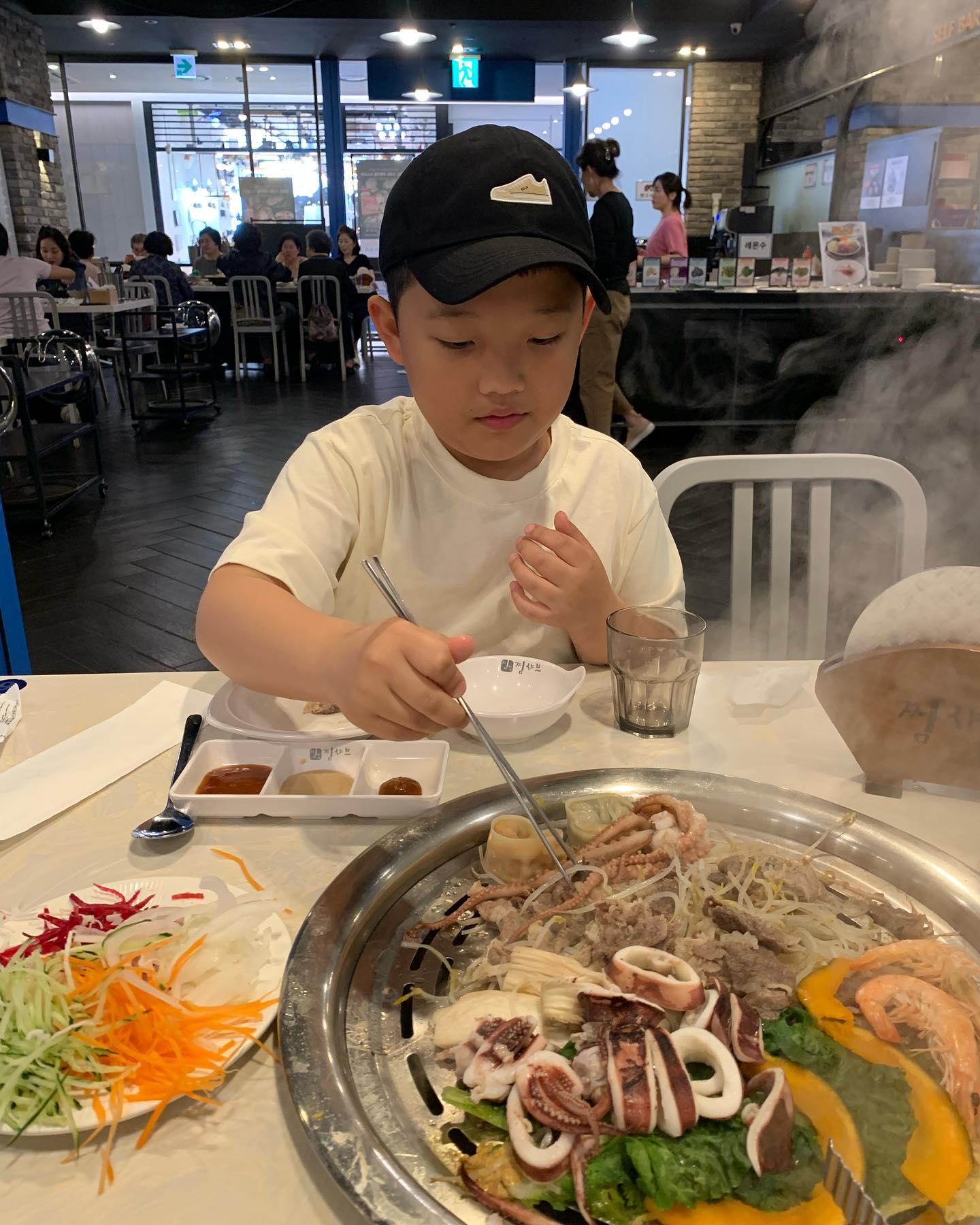 🤍찜샤브 가든파이브점

엄마와 입맛이 아주 닮은 우리 규베베 원픽은 찜샤브!
맛있는 고기와 아채를 월남쌈에 싸 먹고 마무리 국수는 국룰인걸 너무나 잘아는 9세이들 되겠습니다:)

가든파이브 현대시티몰안에 있는 찜샤브 가든파이브점은 넓고 음식도 맛있어서 가끔 찾는 곳인데요^^
오늘은 해물까지 추가된 메뉴로 먹었는데.. 통오징어 어쩔^^
너무 맛있는거 있죠~?^^

음식도 계속 채워지는 셀프바에 야채 잔뜩 먹어 왠지 배불러도 건강한 느낌!^^

맛있게 먹고 서점 데이트까지 완벽했던 날이였어요!

#찜샤브#가든파이브맛집#월남쌈샤브#장지역맛집#현대시티몰맛집#송파맛집#문정동맛집#문정동샤브샤브#잠실샤브샤브 
#월남쌈맛집