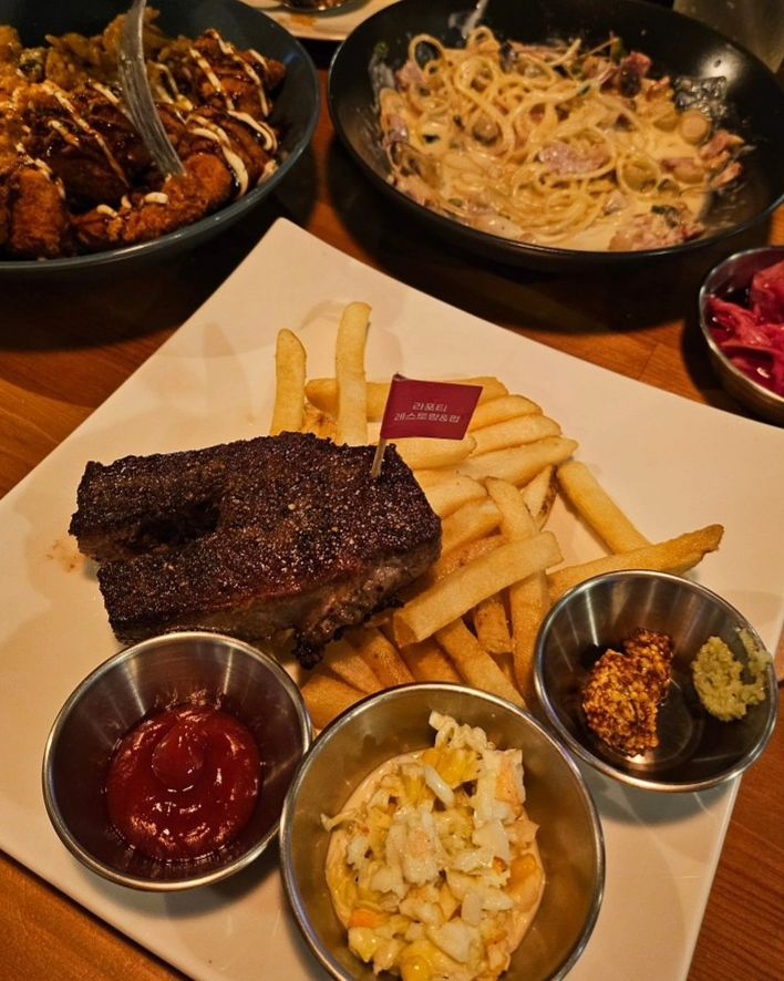 #협찬
밤리단길 맛있는 레스토랑&펍 발견!
#라포티레스토랑앤펍

🥩부채살앤칩스
수비드 스테이크라서 부드럽고 야들야들
자르는순간 육즙대폭발!
두툼한 감튀와 아삭한 코울슬로까지 세트!

🍝크림파스타
화이트 크림소스에 베이컨, 버섯3종이 토핑된파스타

🐔치킨마요덮밥
바삭바삭한 치킨에 마요네즈는 환상조합!

🚩고양시 일산동구 경의로 513-22
🤙0507-1489-5453
⏰️ 12:00~22:30 / LO. 21:30
  매주 월요일 휴무
🅿️ 매장 앞 또는 갓길 주차 가능
✅️ 무선 인터넷, 단체이용가능, 예약 가능, 콜키지 가능