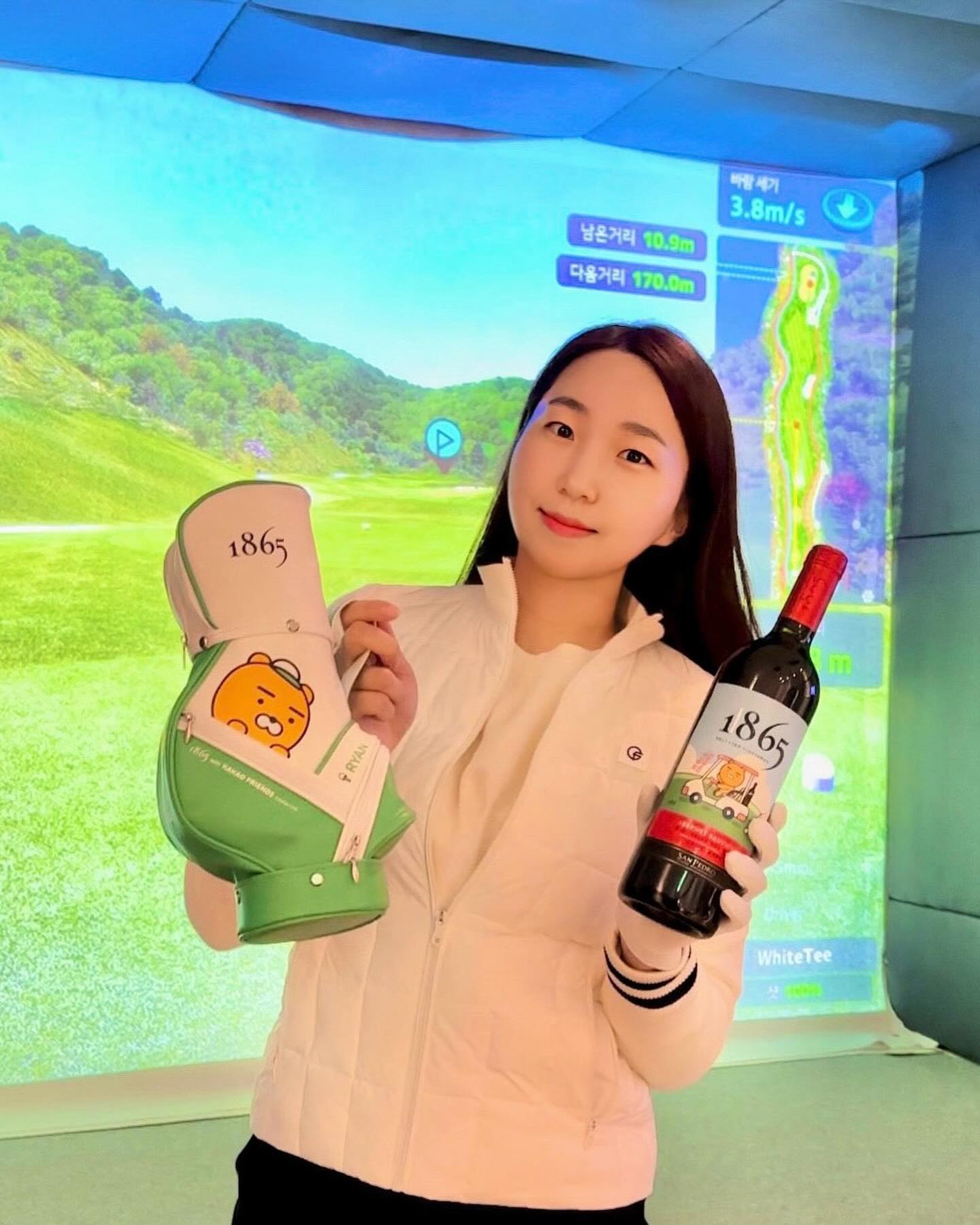 #협찬 1865와인x카카오프렌즈🎄

🍷1865 셀렉티드 빈야드 𝙆𝙖𝙠𝙖𝙤 𝙀𝙙𝙞𝙩𝙞𝙤𝙣

골프와인으로 유명한 #1865와인 과
#카카오프렌즈 가 만났어요💖

이번 콜라보 완전 소장각이죠?😍
귀여운 라이언 캐디백과 와인병에 반하고
민트색 와인 오프너에 심쿵 했어요🫶🏻

저는 까베르네 소비뇽을 먹었는데
텁텁하지 않으면서 드라이한 게 너무 맛있어서
스크린 끝나고 집에 가서 순삭했답니다😋

골퍼분들 연말 선물로 찐 추천드려용🎁

🎄카카오 캐릭터 4종류 한정수량 판매 중
🎄전국 GS25에서 구매 가능

keumyang.wine sanpedrowines 1865wineschile 
#카카오프렌즈와인 #골프와인 #골프선물 #골프용품협찬