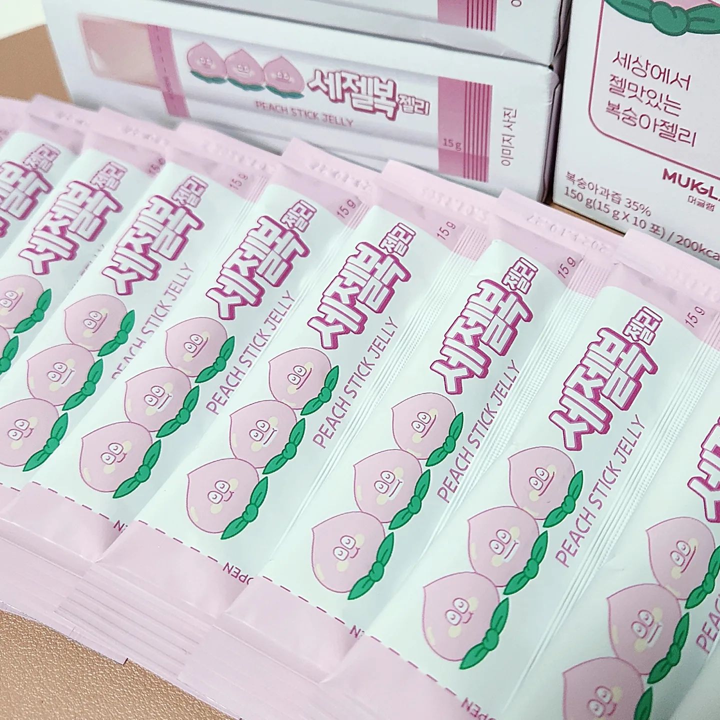 #협찬 #세젤복젤리  ❛ ڡ ❛ 
#머글램 mukglam 

국내산 복숭아 생과즙이 35%나 들어간
인간츄르 세젤복젤리◡̈

인공적인 복숭아 향료나 색소는 NO‼️
상큼달달한 리얼 복숭아 과즙의 맛과 향이 물씬 나고 
말랑탱글한 식감까지 완벽한
세상에서 제일 맛있는 복숭아젤리에요🍑

복숭아 대표 주산지 세종에서 자란 
조치원복숭아 과즙으로 만들어지는데요~.~
단지 못생겼다는 이유만으로 버려지고 있던 복숭아를 활용하여 농가와 환경까지 살리는 착한 젤리라는 사실(๑ơ₃ơ)♥ 
칭찬해💯

설탕이 아닌 프락토올리고당을 사용해 칼로리까지 낮춰 부담없이 즐길 수 있답니다😘
한개당 20kcal밖에 안된다니깐요!?><❤️

'텀블벅'에서 #세젤복 을 검색🔍하여 만나보세요ღ'ᴗ'ღ)